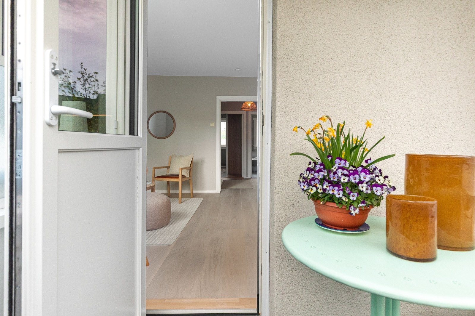 Balkongen er en herlig forlengelse av stuen store deler av året! Galleribilde