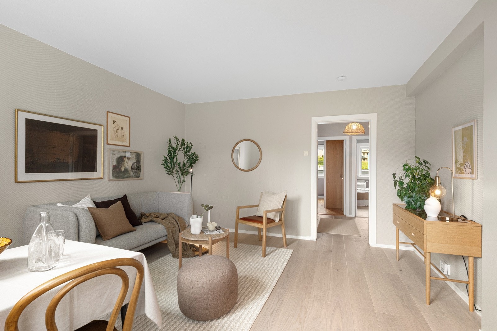 Leiligheten har en åpen stue- og kjøkkenløsning hvor stuen har naturlige møbleringssoner som gir god plass til en fin sofagruppe og spisestue. Galleribilde