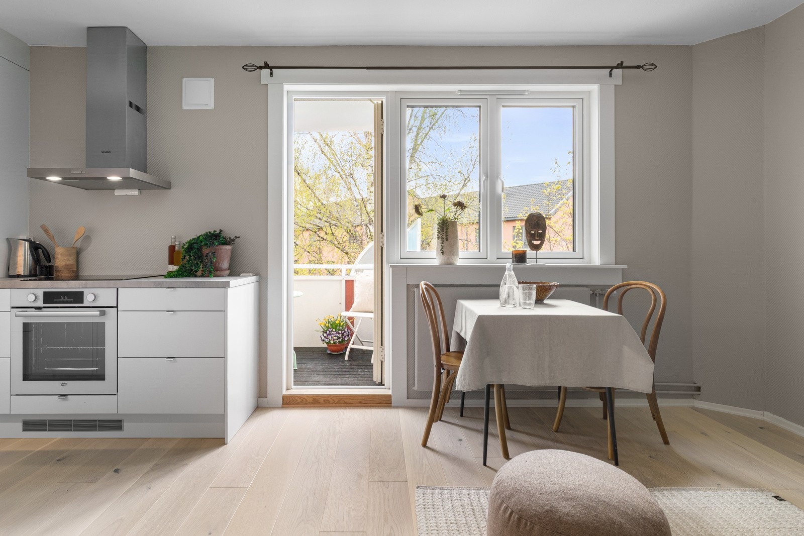 Lys og luftig stue med store vindusflater som gir rikelig med naturlig lys. Galleribilde