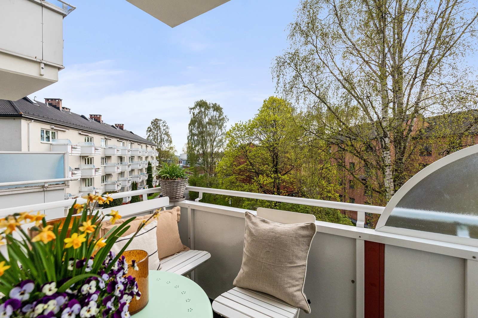 Lys og meget lekker 3-roms leilighet, beliggende solfylt til i byggets 3. etasje med vestvendt balkong mot grønne omgivelser på populære Sandaker! Galleribilde