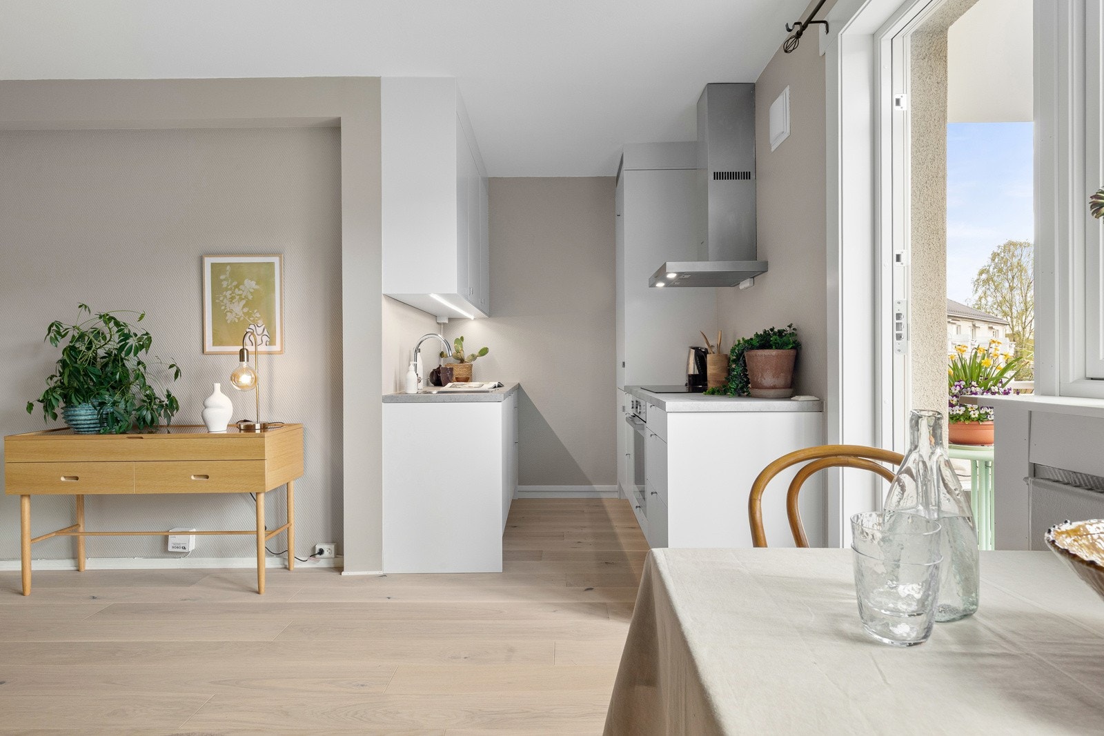 Samtidig bor du tilbaketrukket og skjermet i rolig sidegate, omringet av store grøntarealer, frodige trær og god avstand til andre boligblokker. Galleribilde