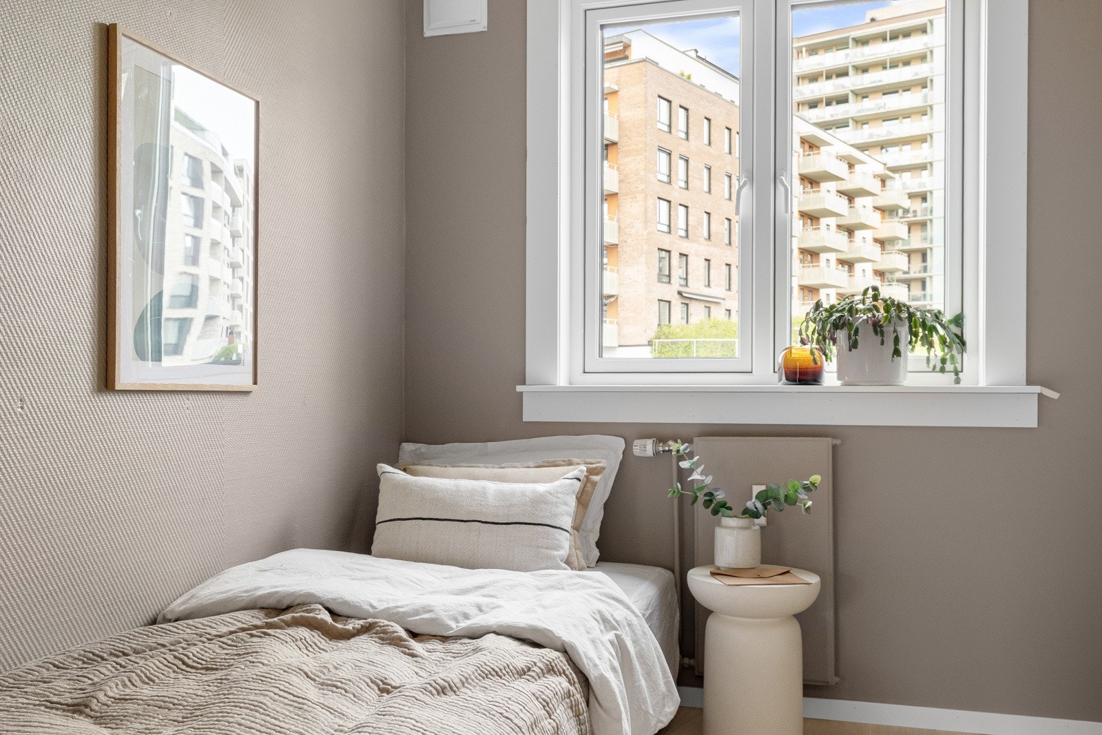 I liket med hovedsoverommet vender også dette rommet mot borettslagets bakhage. Galleribilde