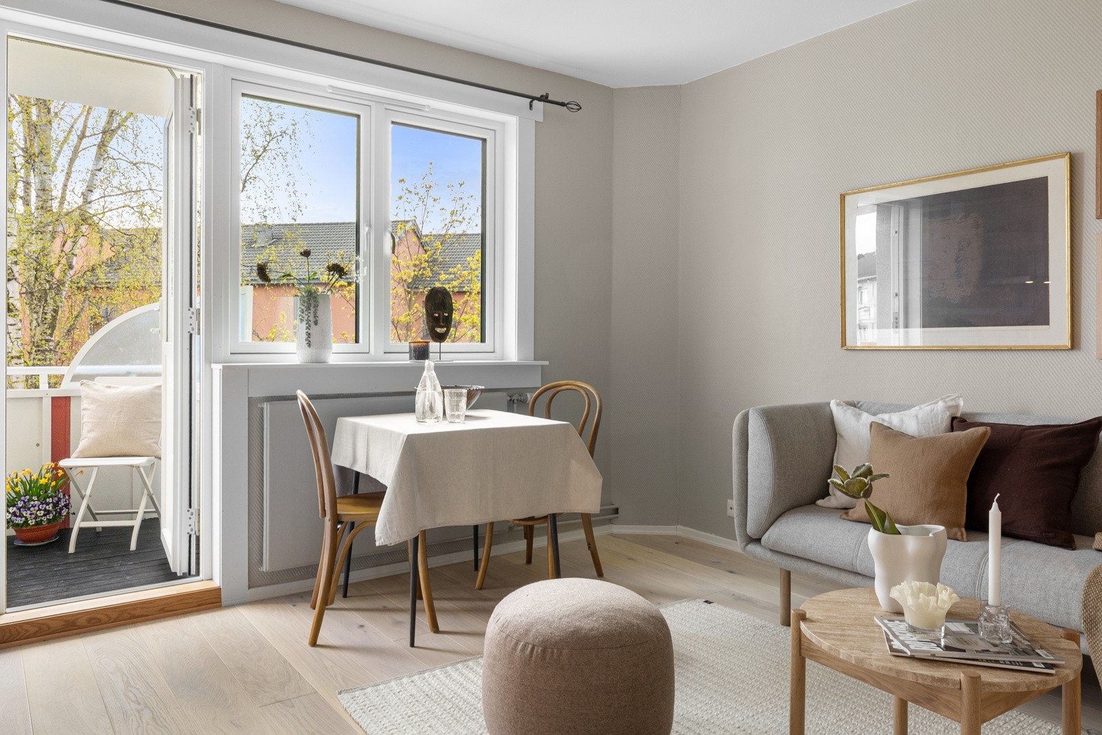 Fra stuen har du direkte tilgang til vestvendt balkong på ca. 3,3 m² med meget gode solforhold fra tidlig ettermiddag til sent på kveld. Galleribilde