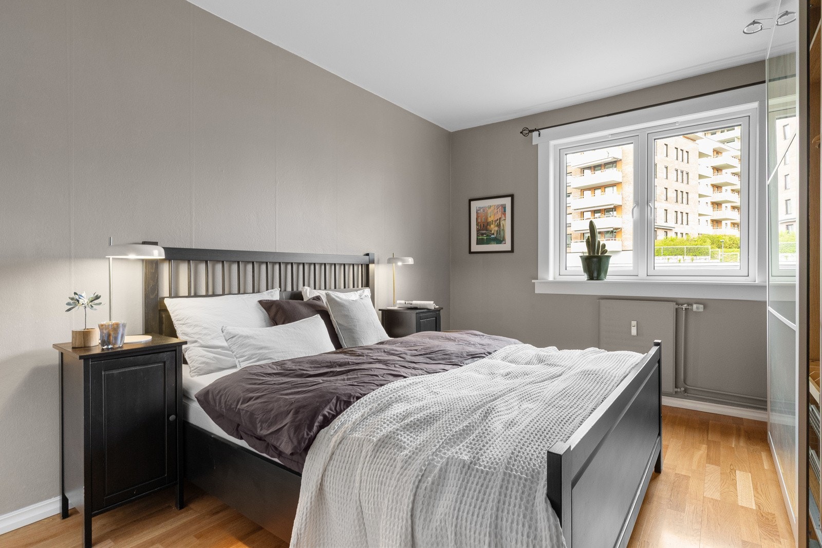 Stort hovedsoverom med romslig skyvedørsgarderobe, plassbygd garderobeskap, samt god plass til stor dobbeltseng, nattbord og annet møblement. Galleribilde