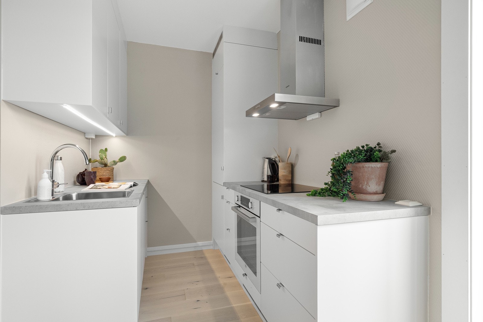 Leiligheten har en åpen kjøkkenløsning mot stuen med stilren og splitter ny kjøkkeninnredning fra 2025, levert av Epoc. Galleribilde