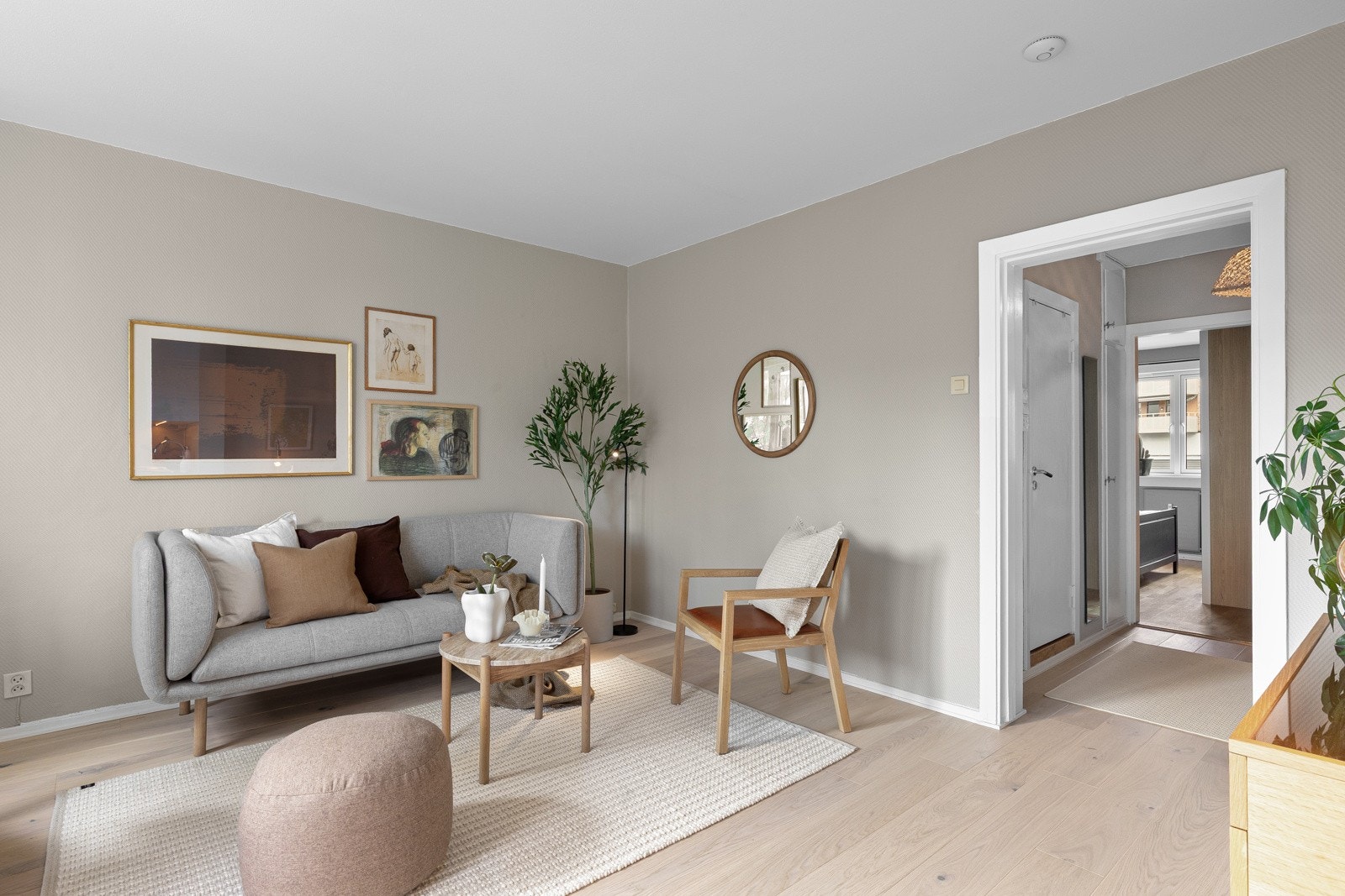 Kombinasjonen av gjennomgående planløsning og store vindusflater gir leiligheten rikelig med naturlig lys og en god romfølelse. Galleribilde