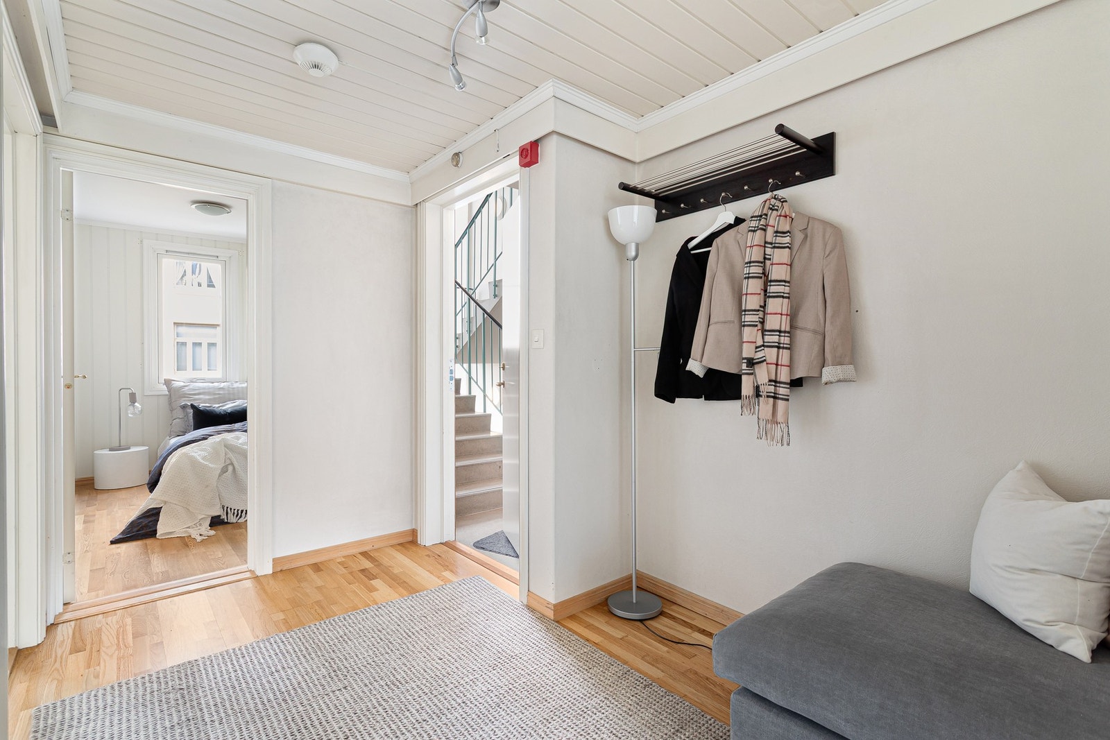 Innbydende entré med god plass til garderobeløsninger og oppbevaring. Galleribilde