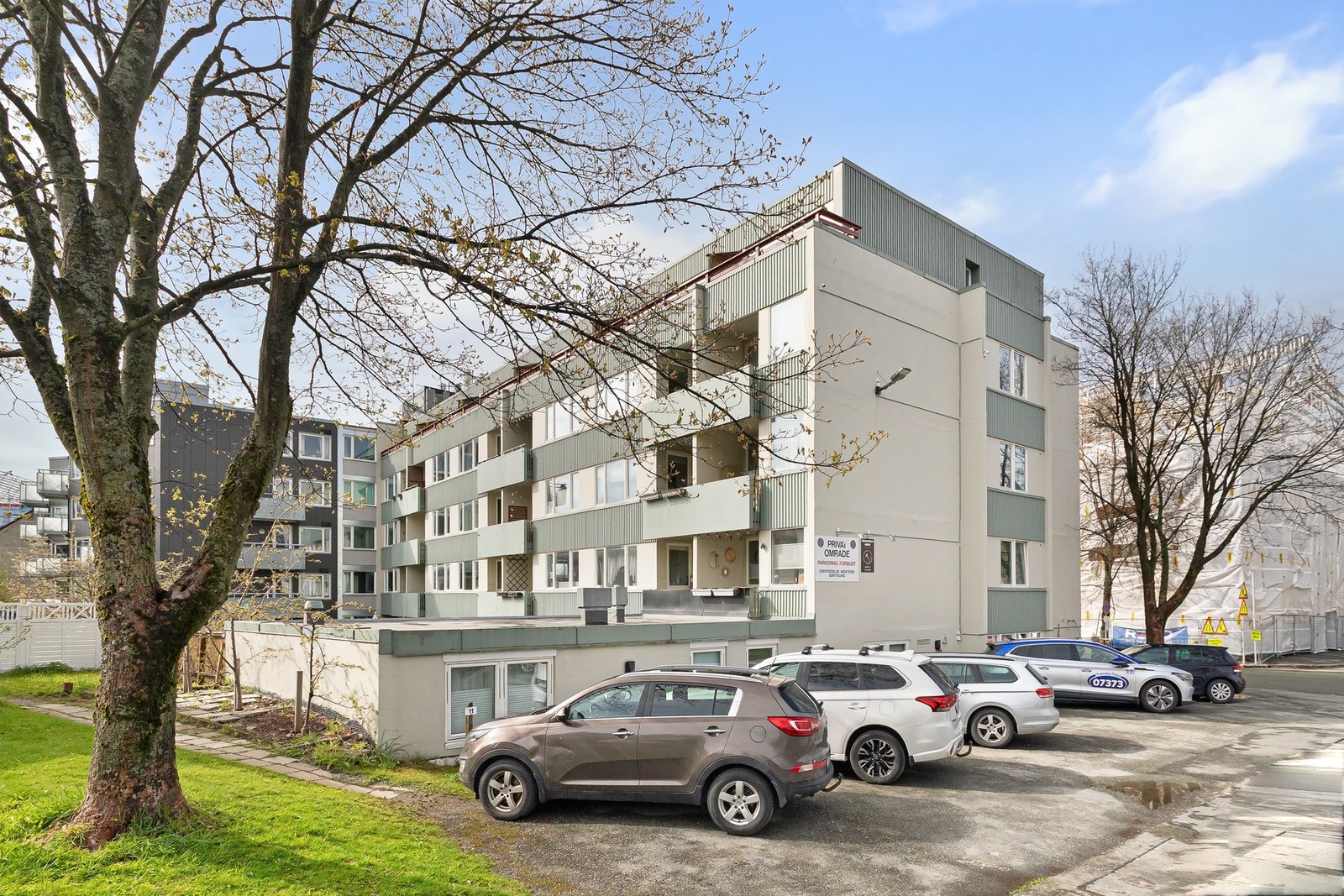 Borettslaget leier ut 11 parkeringsplasser. Ledige plasser tildeles av styret i borettslaget. Galleribilde