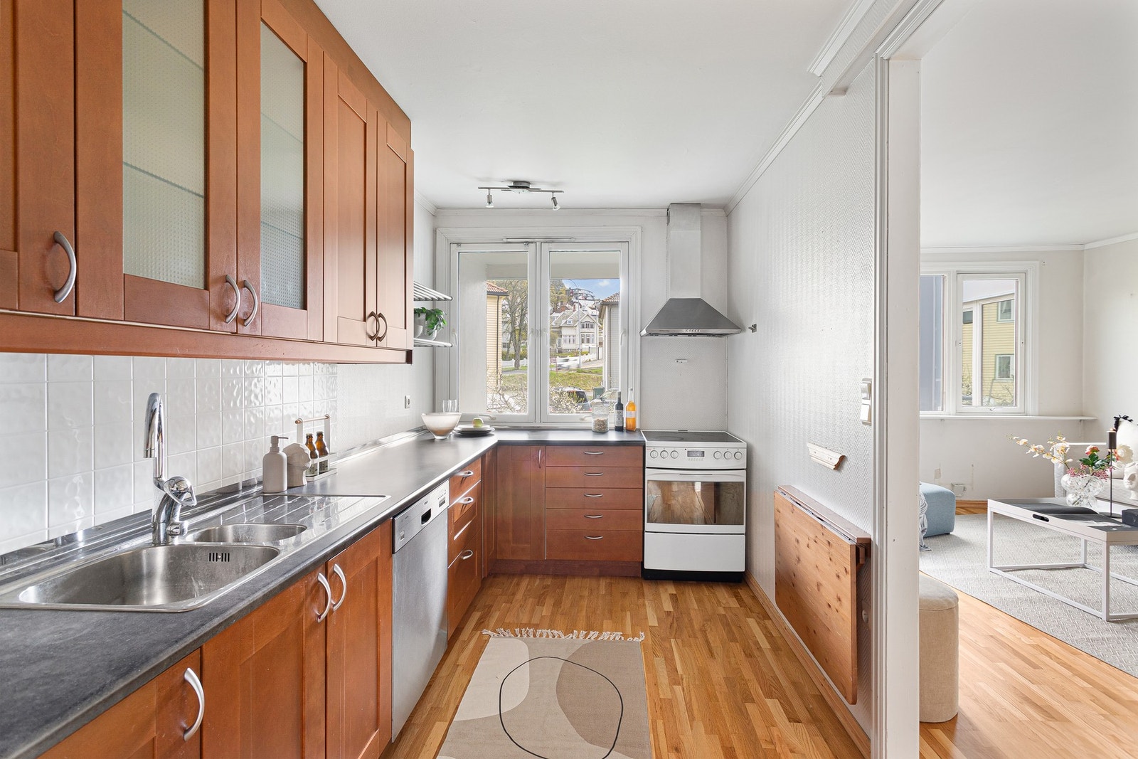 Romslig med god skap- og benkeplass. Galleribilde