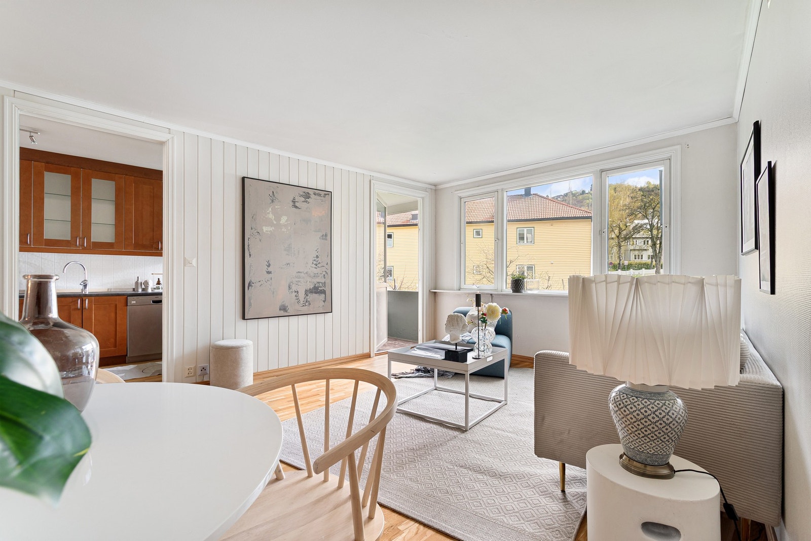 Kjøkkenet er adskilt fra stuen og gir boligen flere gode oppholdsrom. Galleribilde