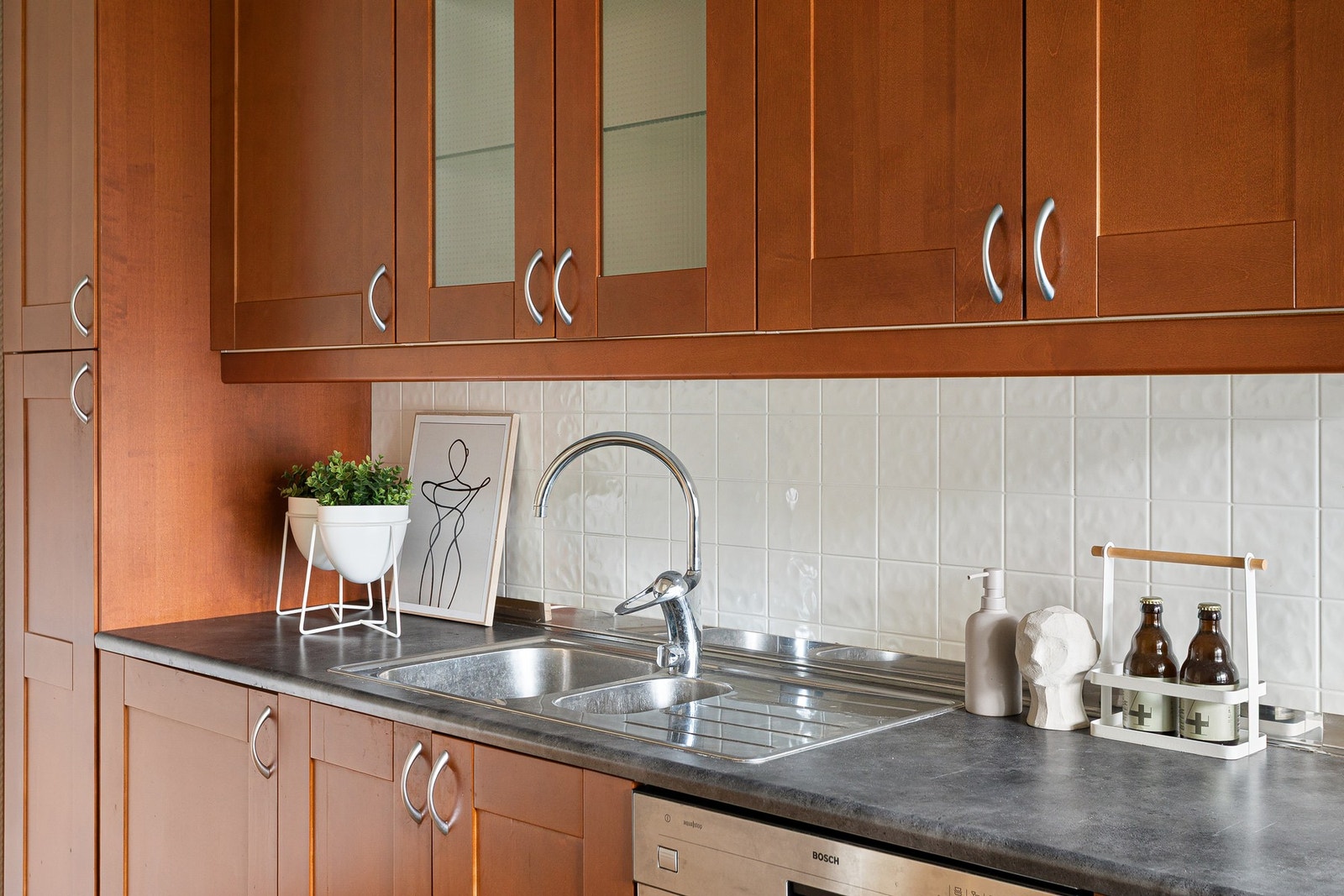 Integrerte hvitevarer medfølger handelen. Galleribilde