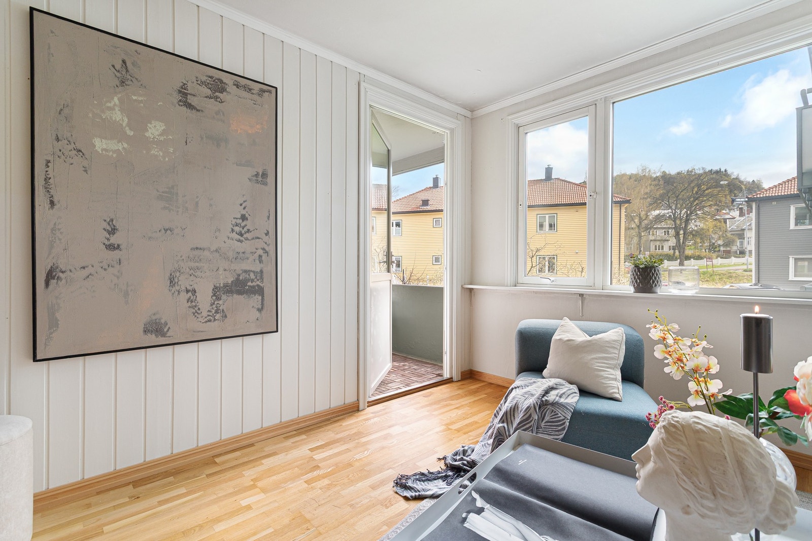 Utgang til balkong fra stue - praktisk og innbydende. Galleribilde