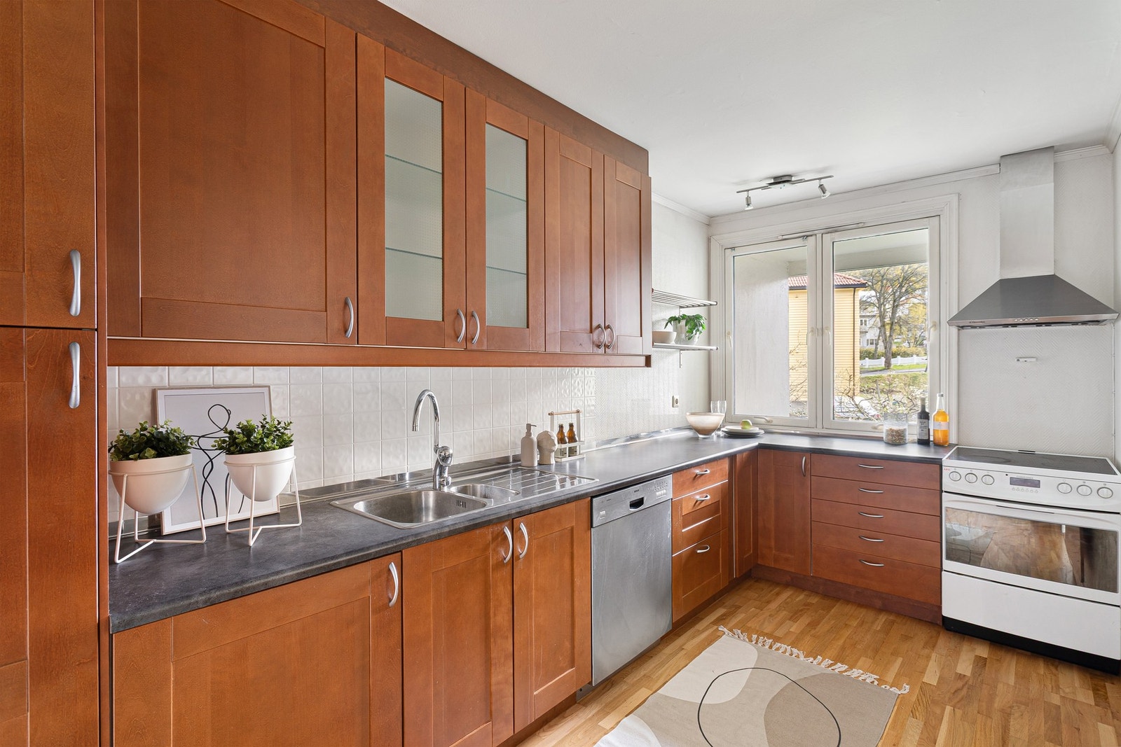 Vinduet gir naturlig lys og utsikt til rolige omgivelser. Galleribilde