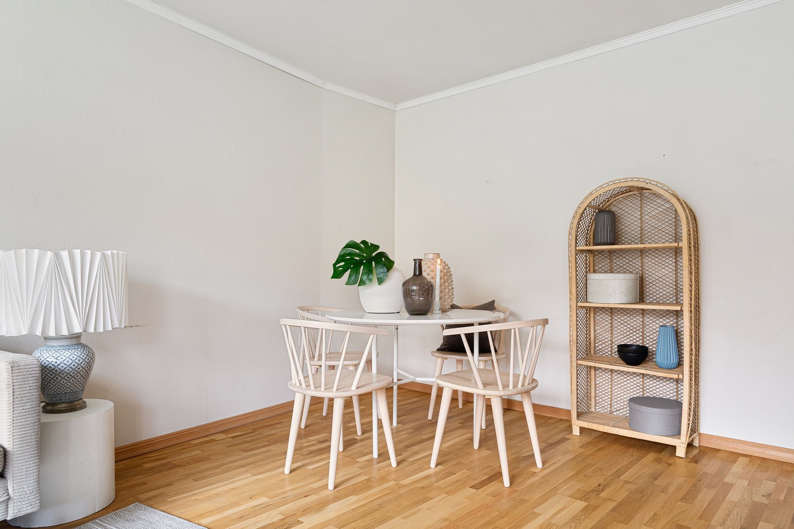 Spiseplass med naturlig tilknytning til både kjøkken og stue. Galleribilde