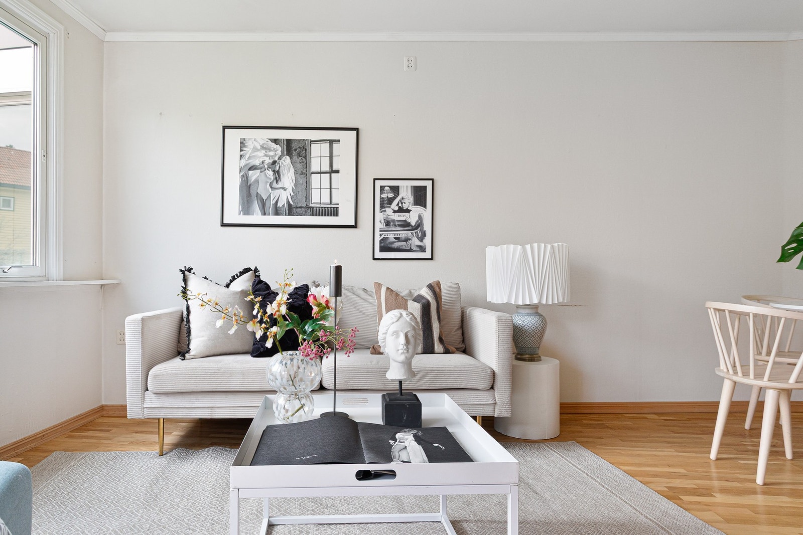 Gjennomgående planløsning gir en romslig og sosial oppholdsdel. Galleribilde