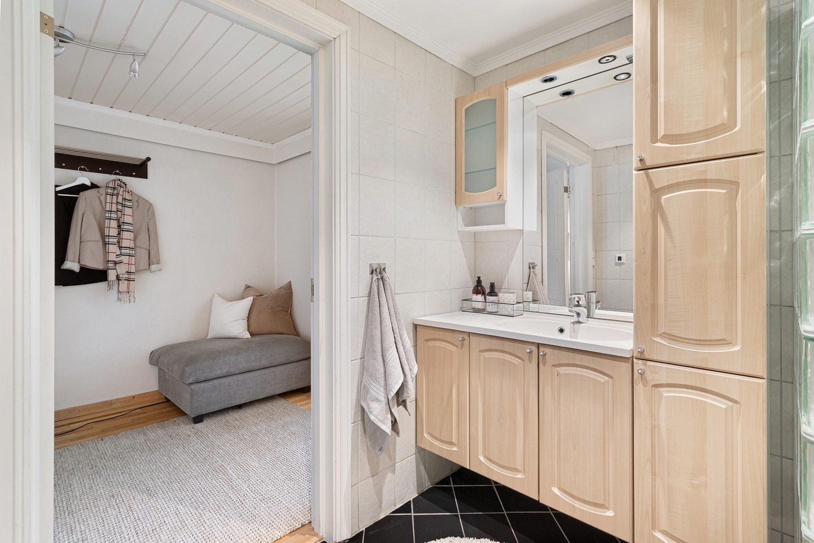 Elektriske varmekabler på gulv. Galleribilde