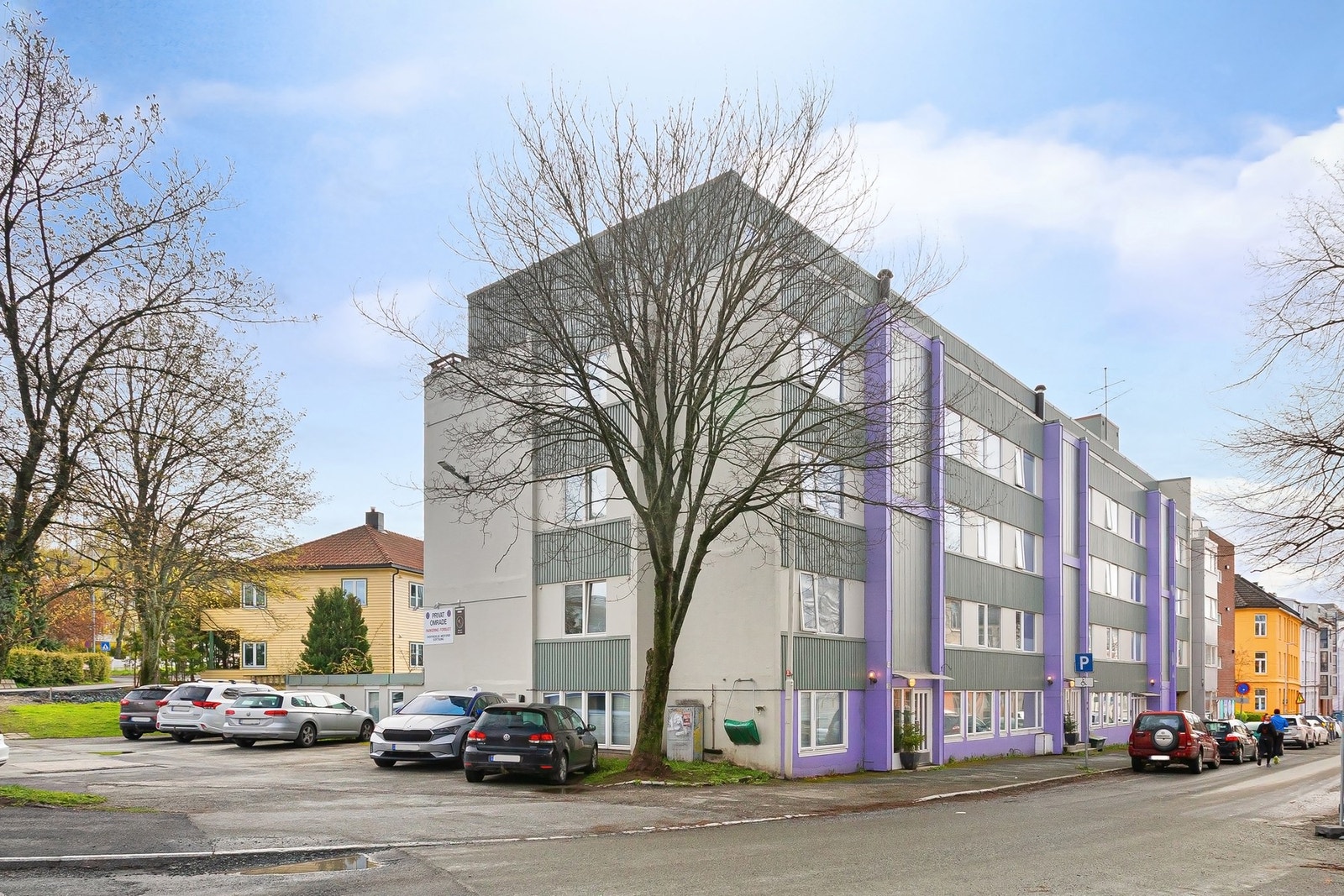 God beliggenhet i et populært område på Buran, nær sentrum og Solsiden. Galleribilde