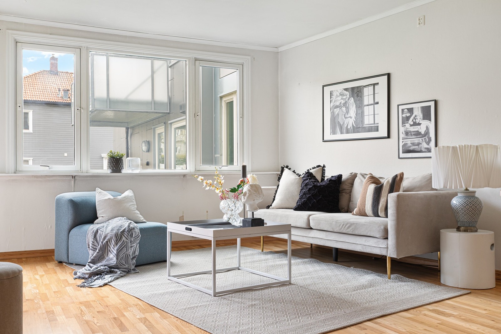 Her får man en lys og romslig stue med store vindusflater som gir rikelig med naturlig lys. Galleribilde