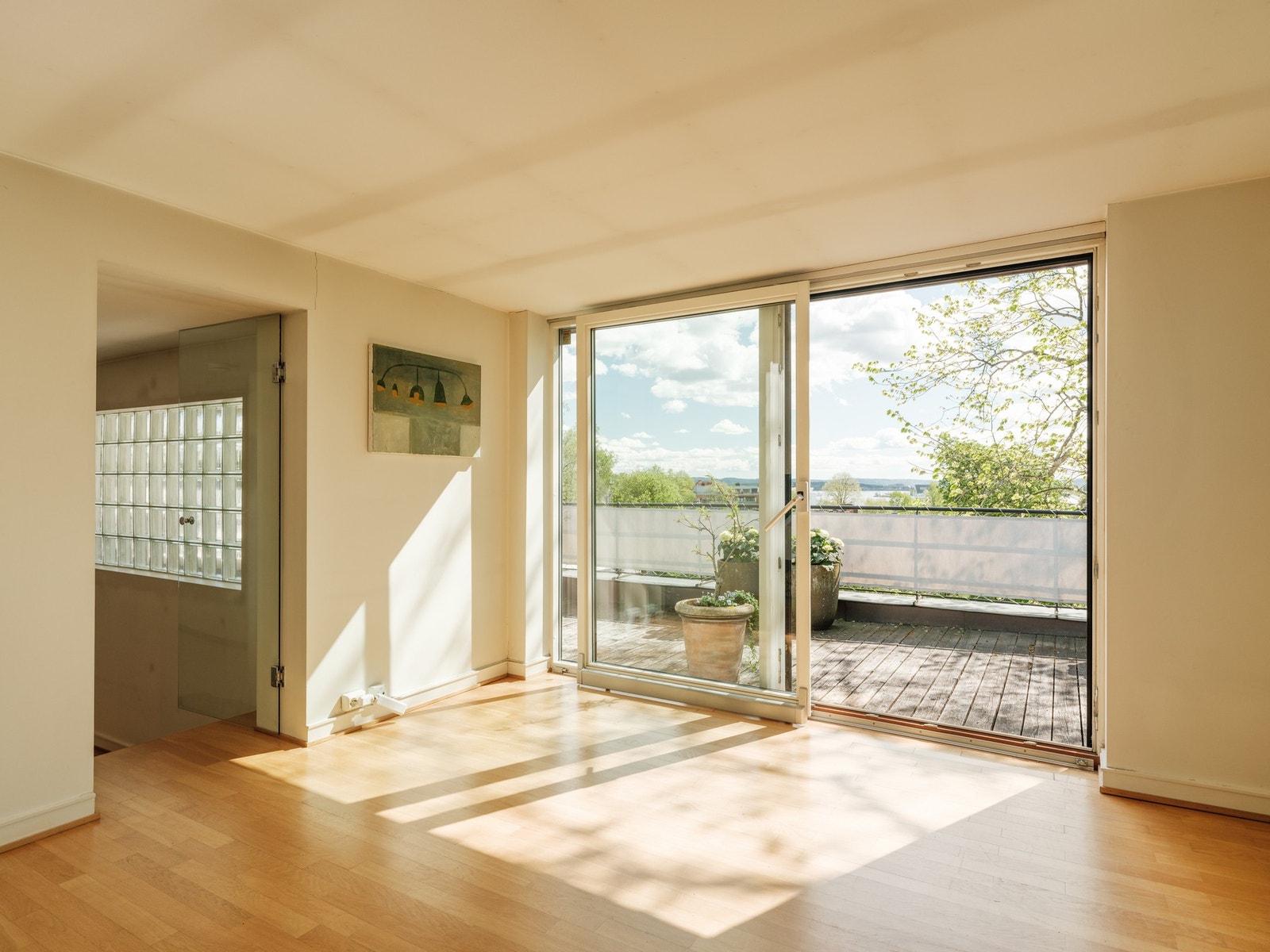 4. etasje består av gang og stue. Galleribilde