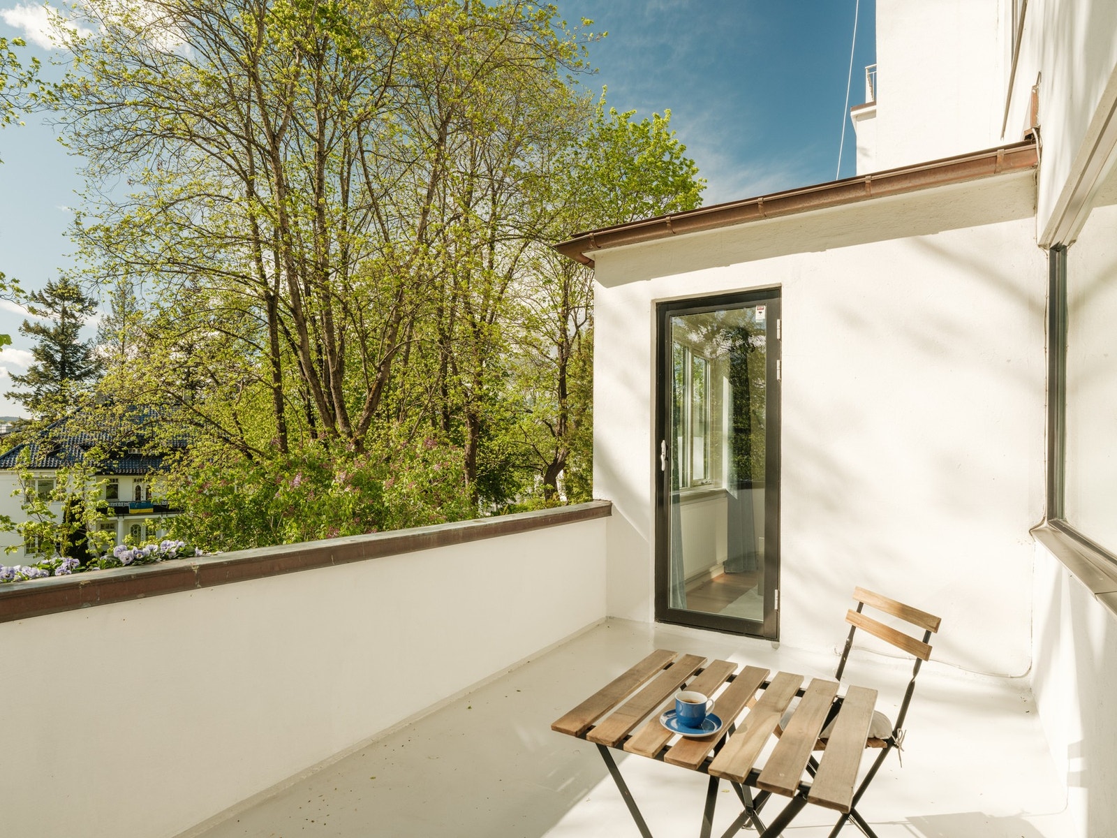 Utgang fra stue til solrik vestvendt balkong på ca. 10 kvm. Galleribilde