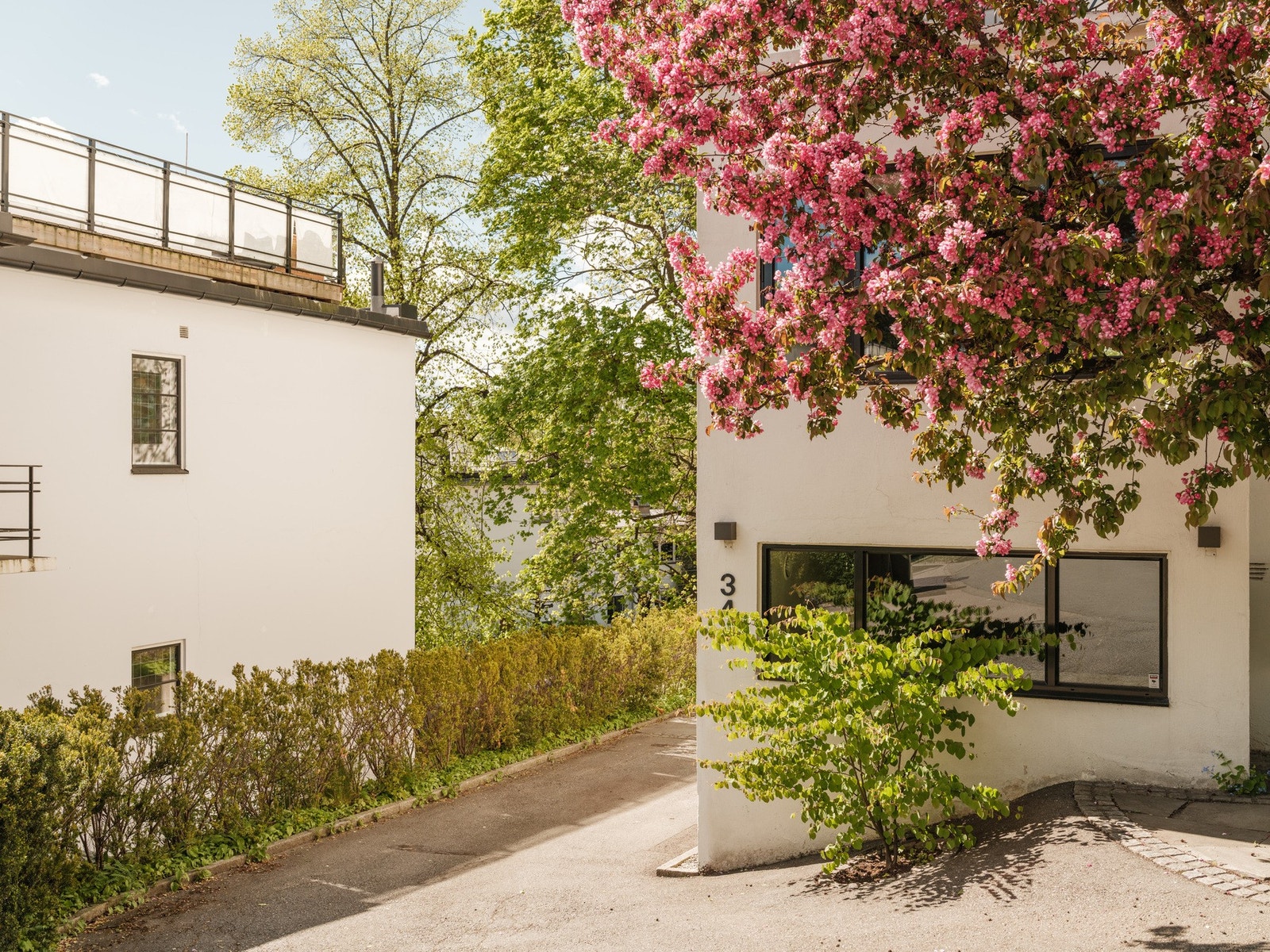 Etablert varmekabler i to spor i oppkjørselen, opp til felles vei. Galleribilde