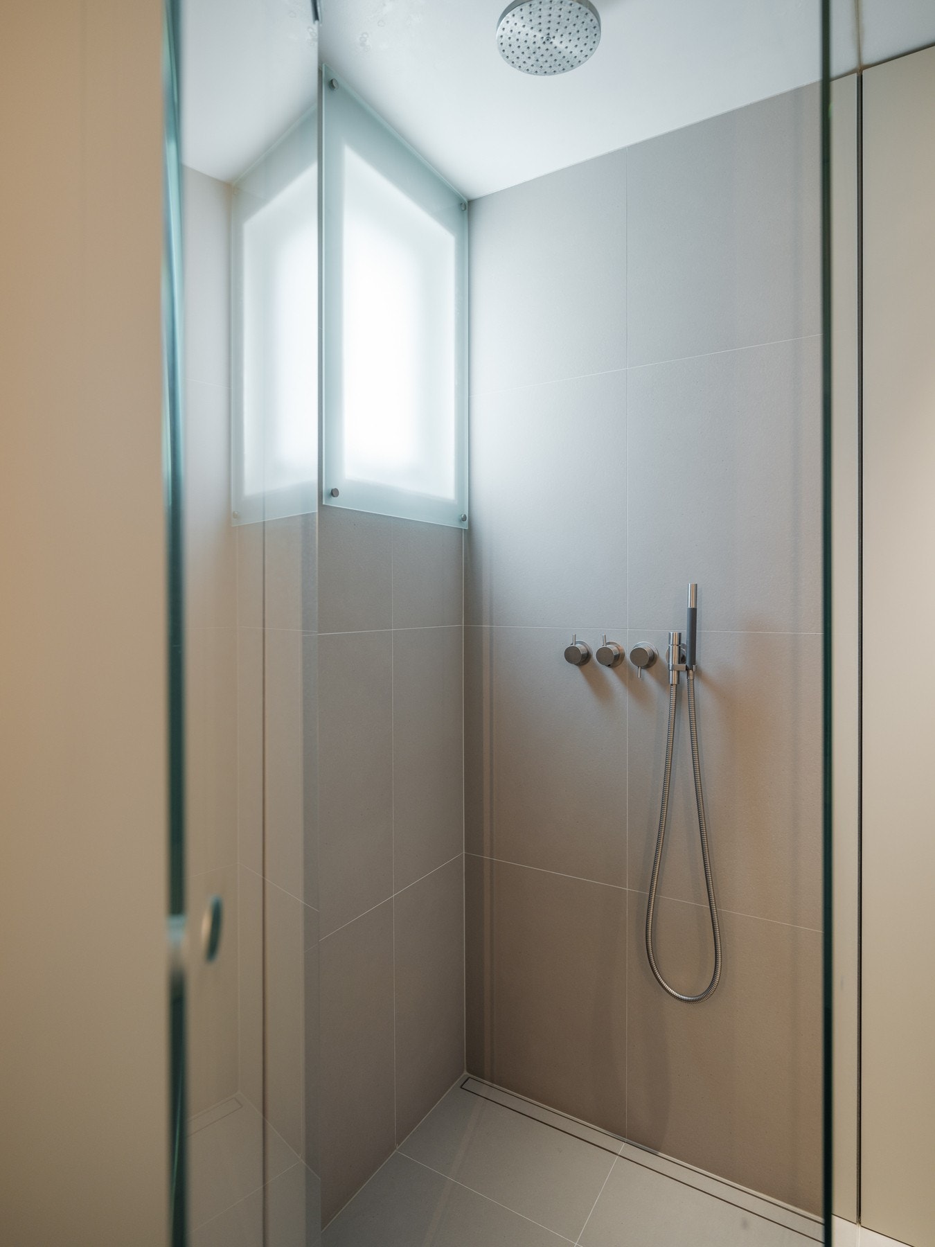 Dusj med fast felt og dør i herdet glass, og servant i helstøpt plate. Galleribilde