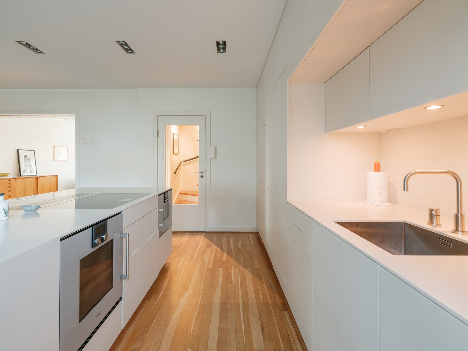 Stilrent kjøkkeninnredning i Corian fra 2014, med eik innside. Galleribilde