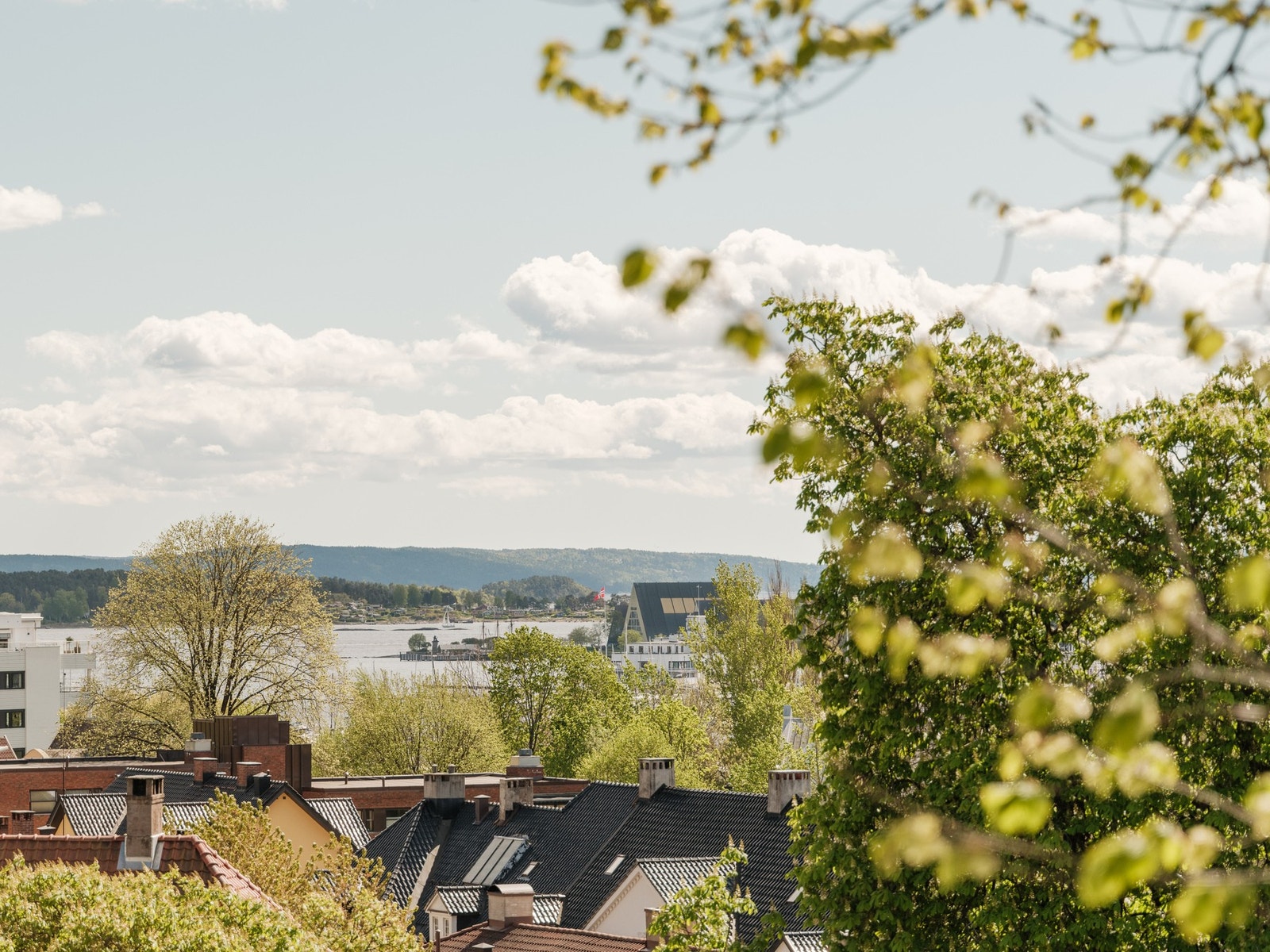 Heia er plassert i en rolig blindvei nordover fra Bygdøy allé like øst for Olav Kyrres plass. Galleribilde