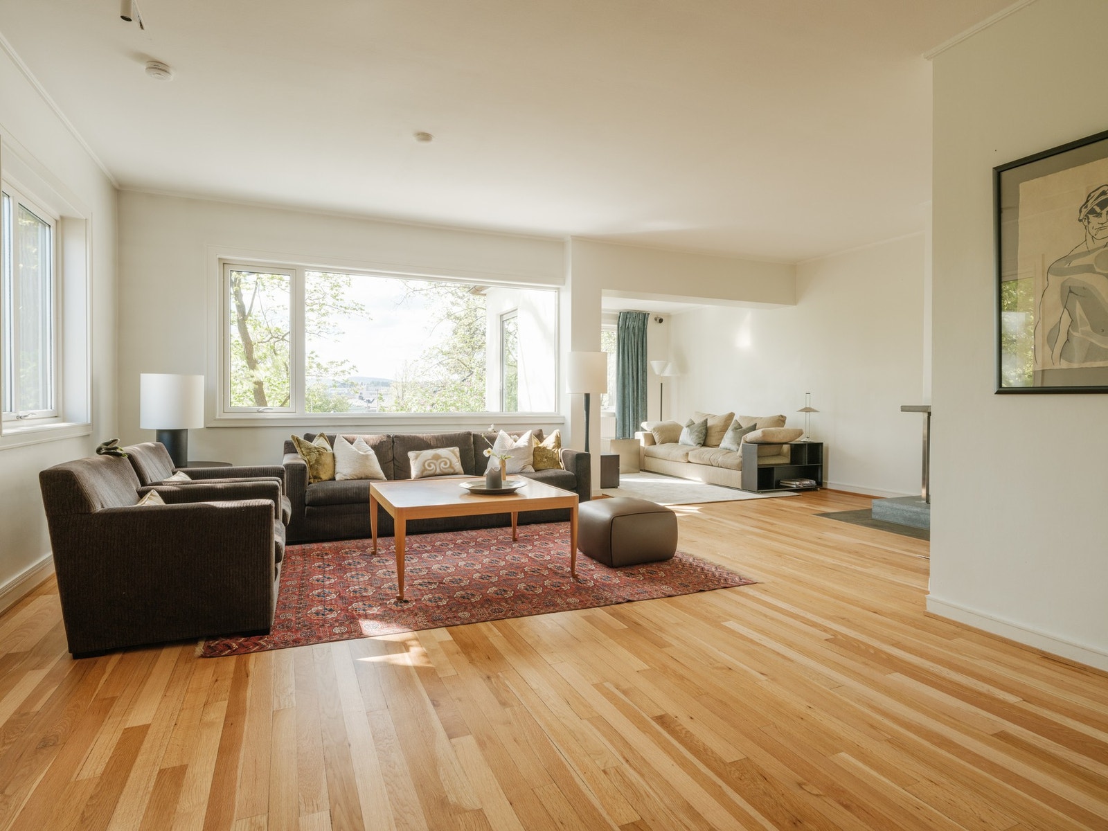 2. etasje består av gang, stue, TV-stue og spisestue/kjøkken. Galleribilde