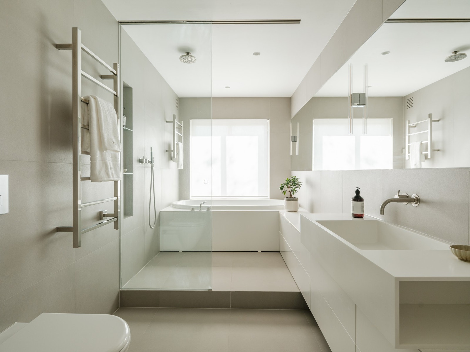 Baderomsinnredning i corian, bestående av benkeskap med glatte fronter. Galleribilde