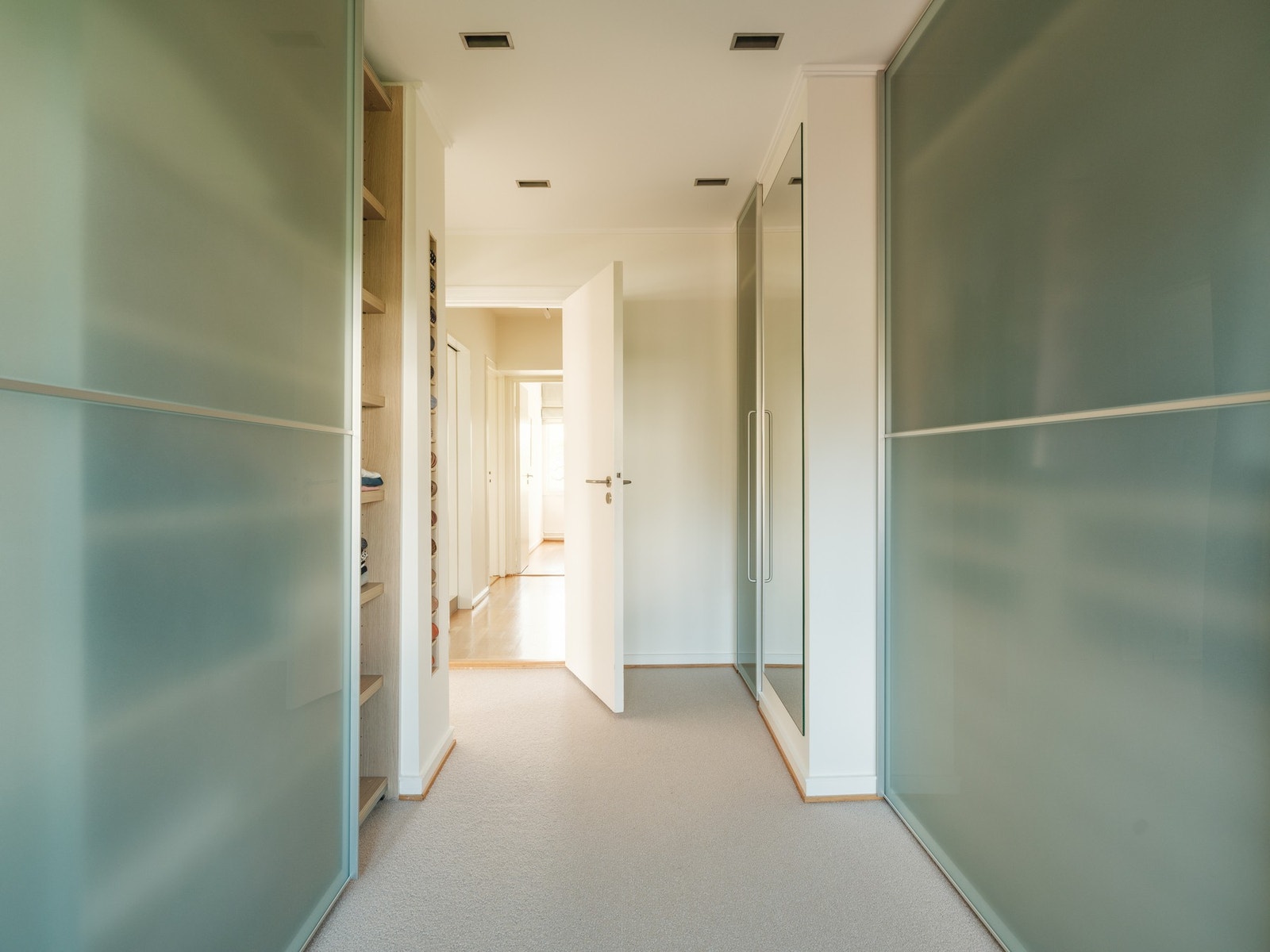 Stort omkledningsrom/walk-in closet, hvor man har rikelig med oppbevaringsmuligheter. Galleribilde