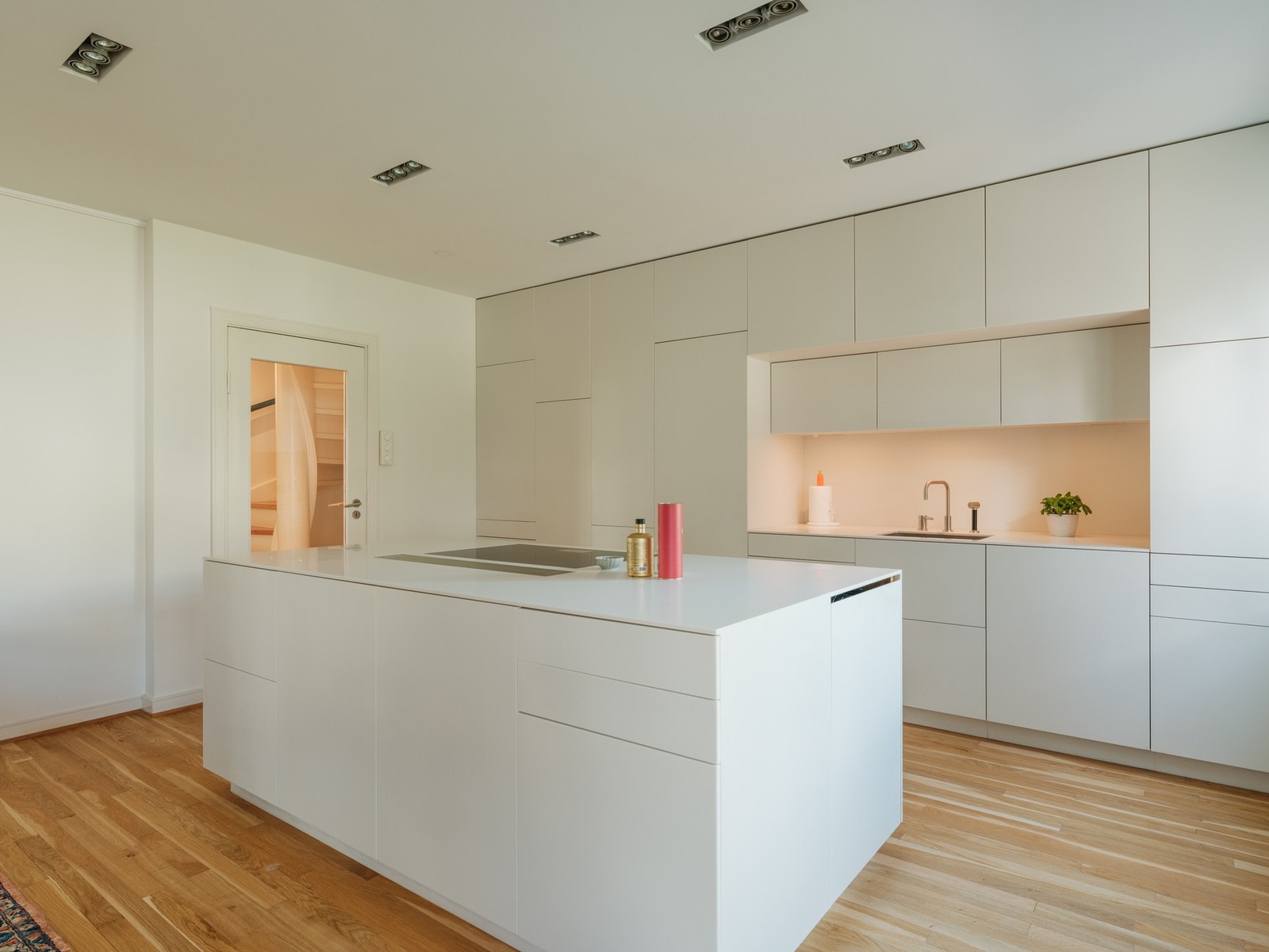 Kjøkkenet har godt med både skap- og benkeplass. Galleribilde