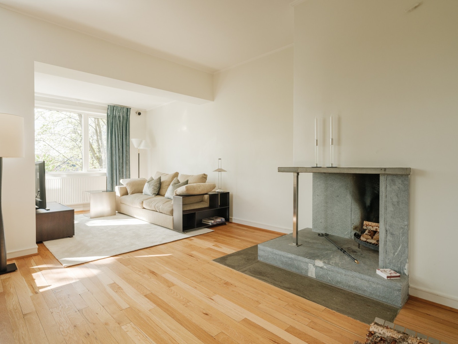 Stor stue som kan enkelt innredes i ulike soner. Galleribilde