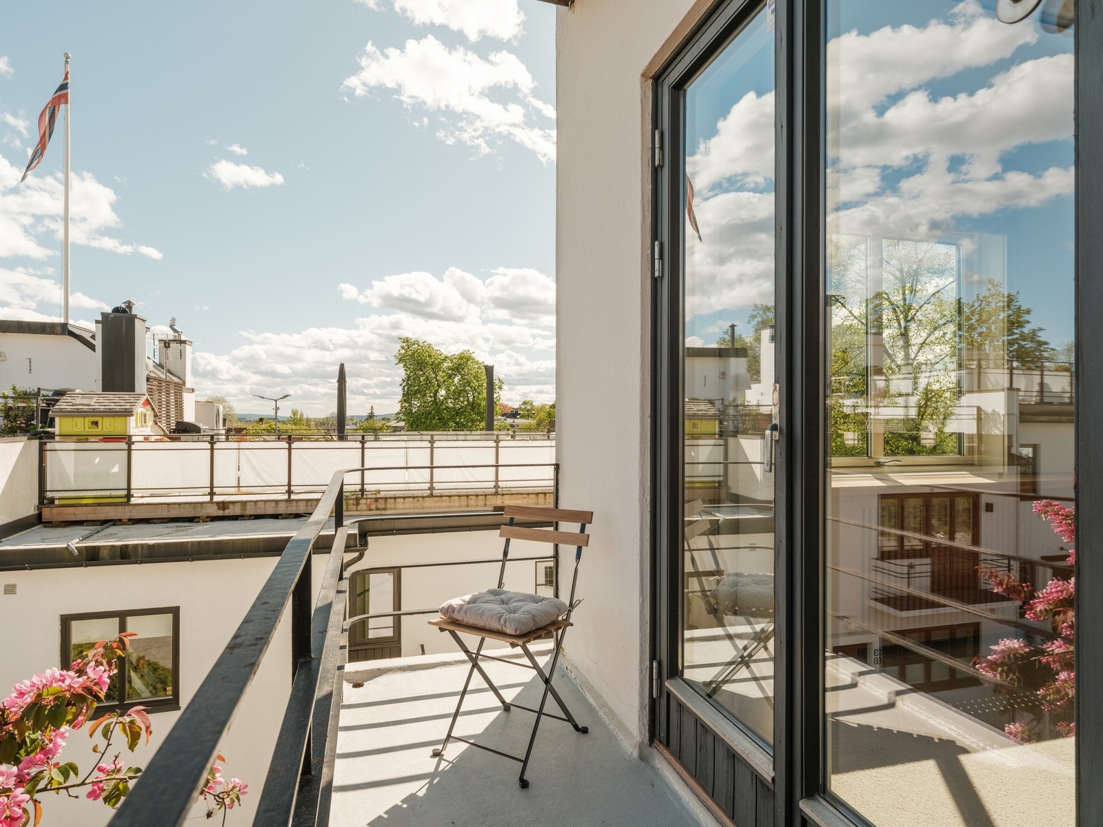 Østvendt takterrasse med adkomst fra hovedsoverom, ca. 3 kvm. Galleribilde