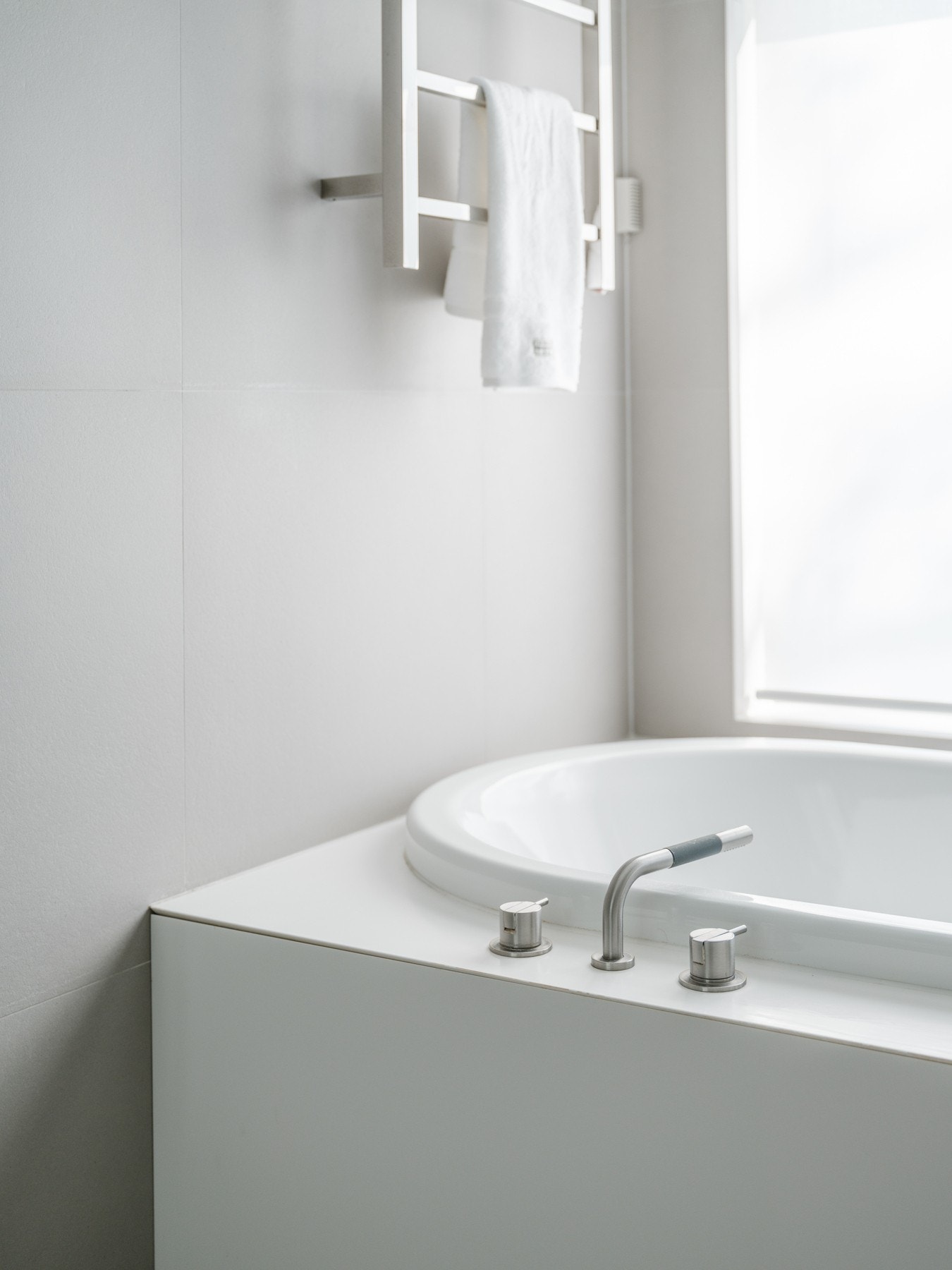 Dusj i badekar, dusj på gulv og servant. Galleribilde