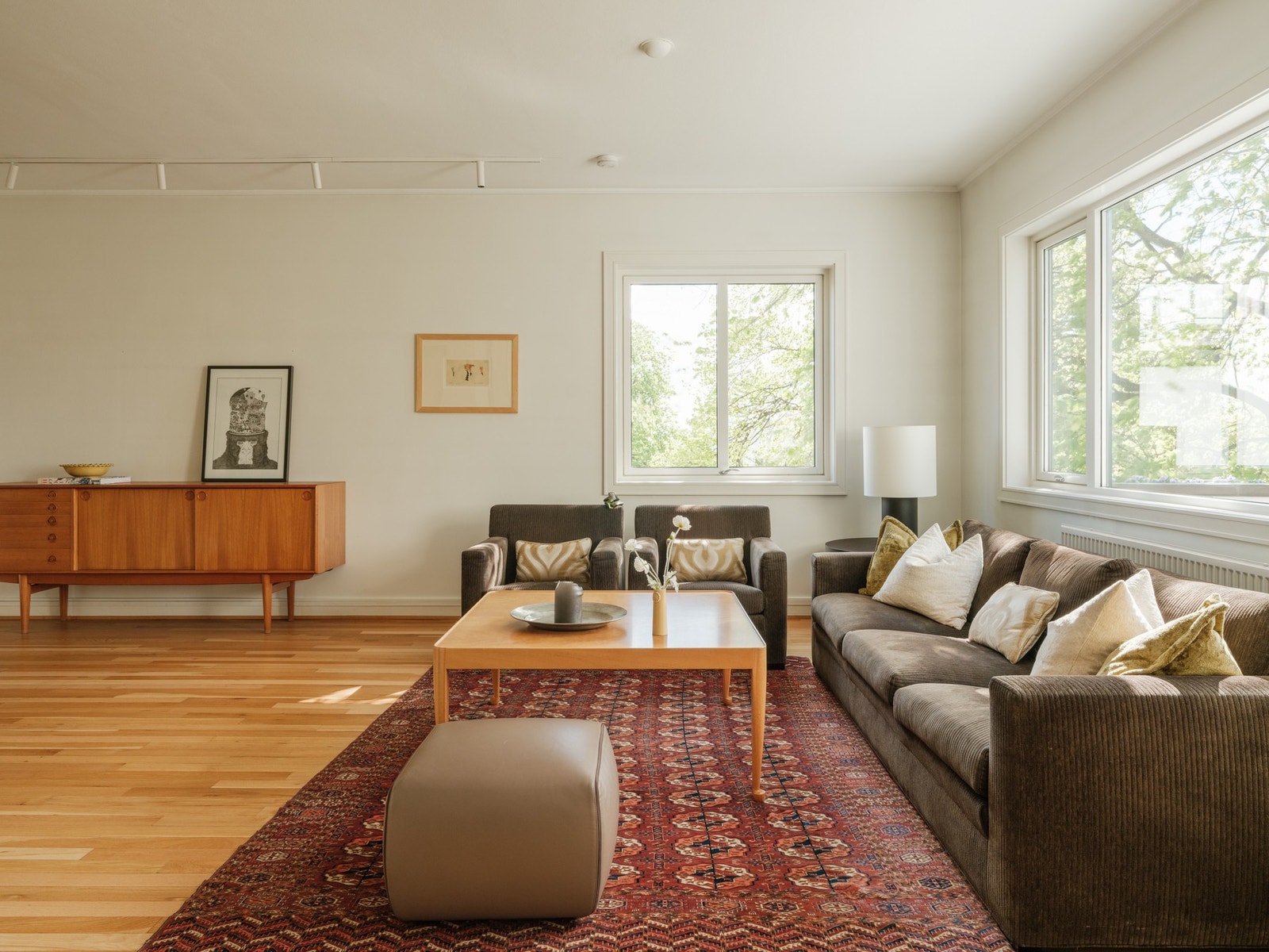 Boligen har store vindusflater som slipper inn mye naturlig lys. Galleribilde