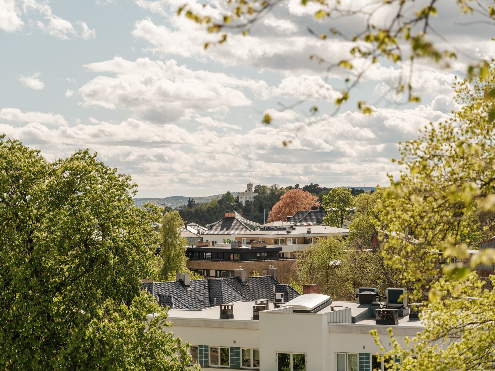 Her har man rikelig med solforhold hele dagen samt en fantastisk utsikt mot fjorden. Galleribilde