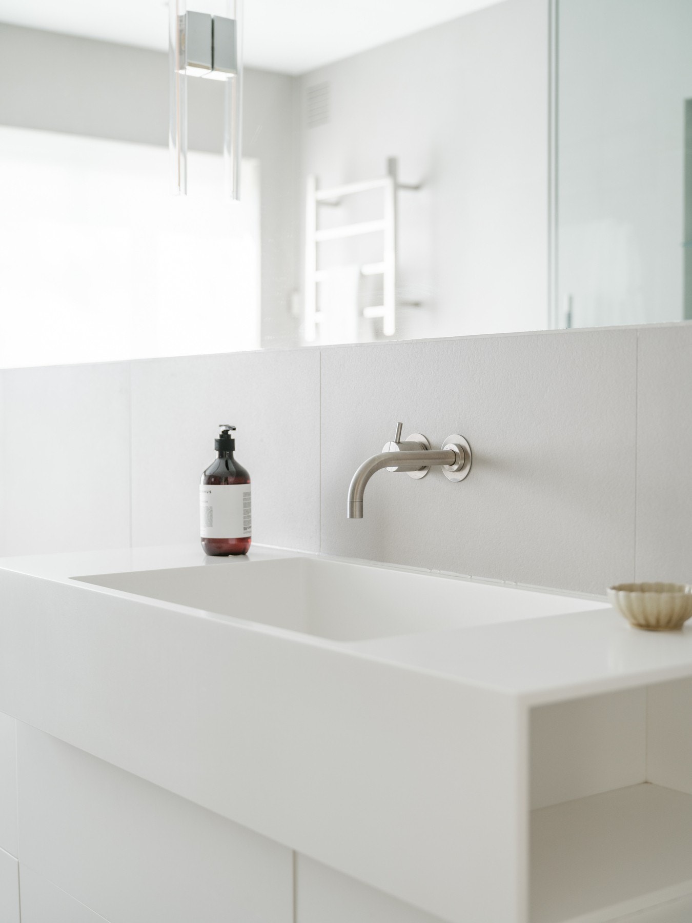 Innfliset speil og belysning over servant. Galleribilde