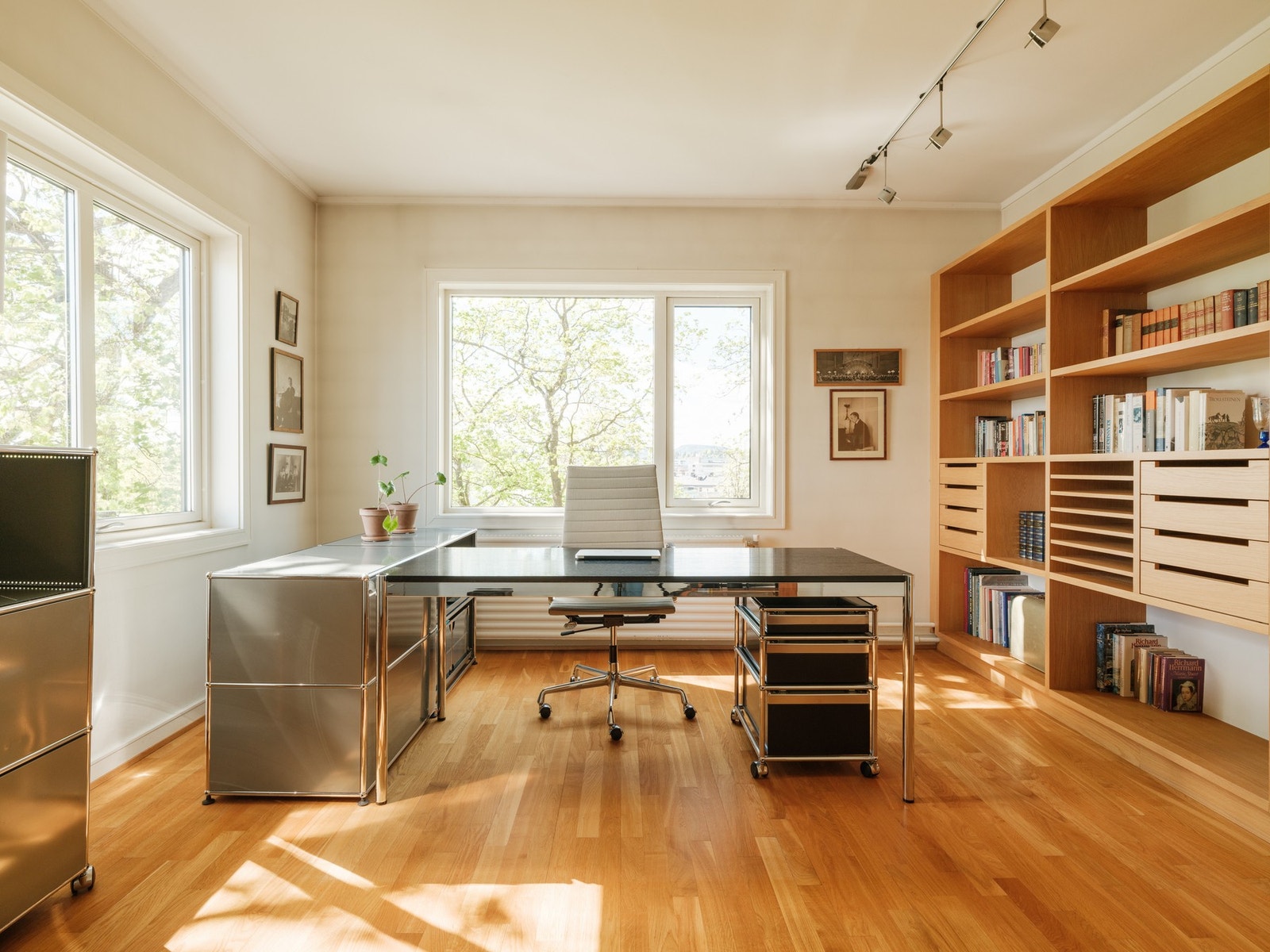 Boligens tredje soverom som er i dag innredet som kontor. Galleribilde