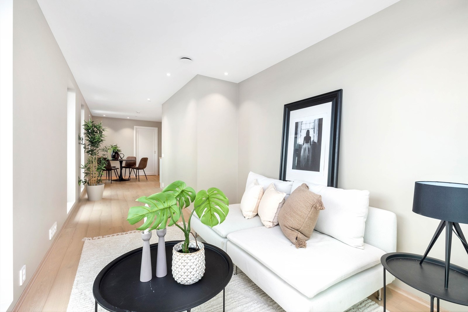 I stuen er det god plass til sofagruppe med tilhørende møblement Galleribilde