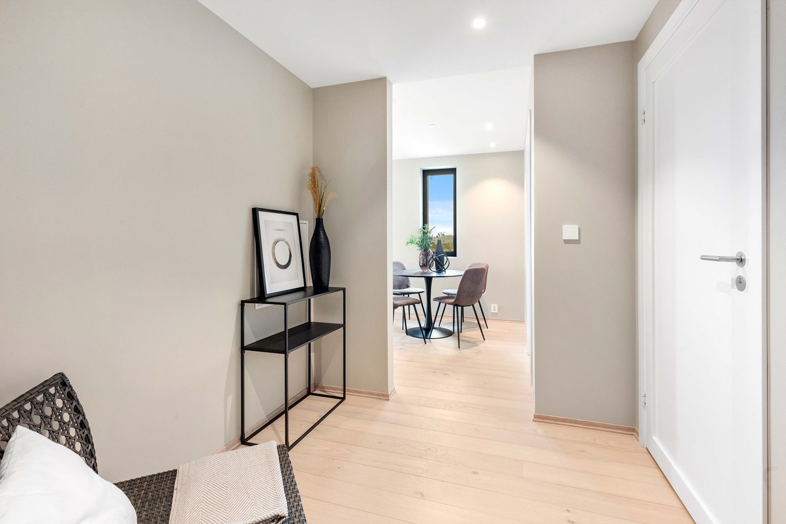 I leilighetens gang er det god plass til å henge fra seg yttertøy og sko, samt garderobeløsning. Galleribilde