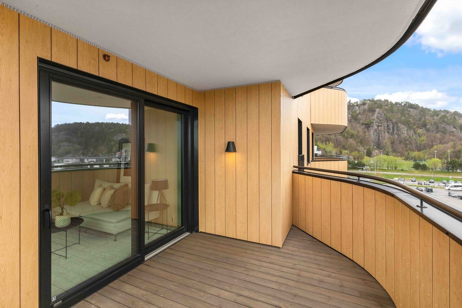 Fra stuen er det utgang til stor balkong med plass til sittegrupper Galleribilde