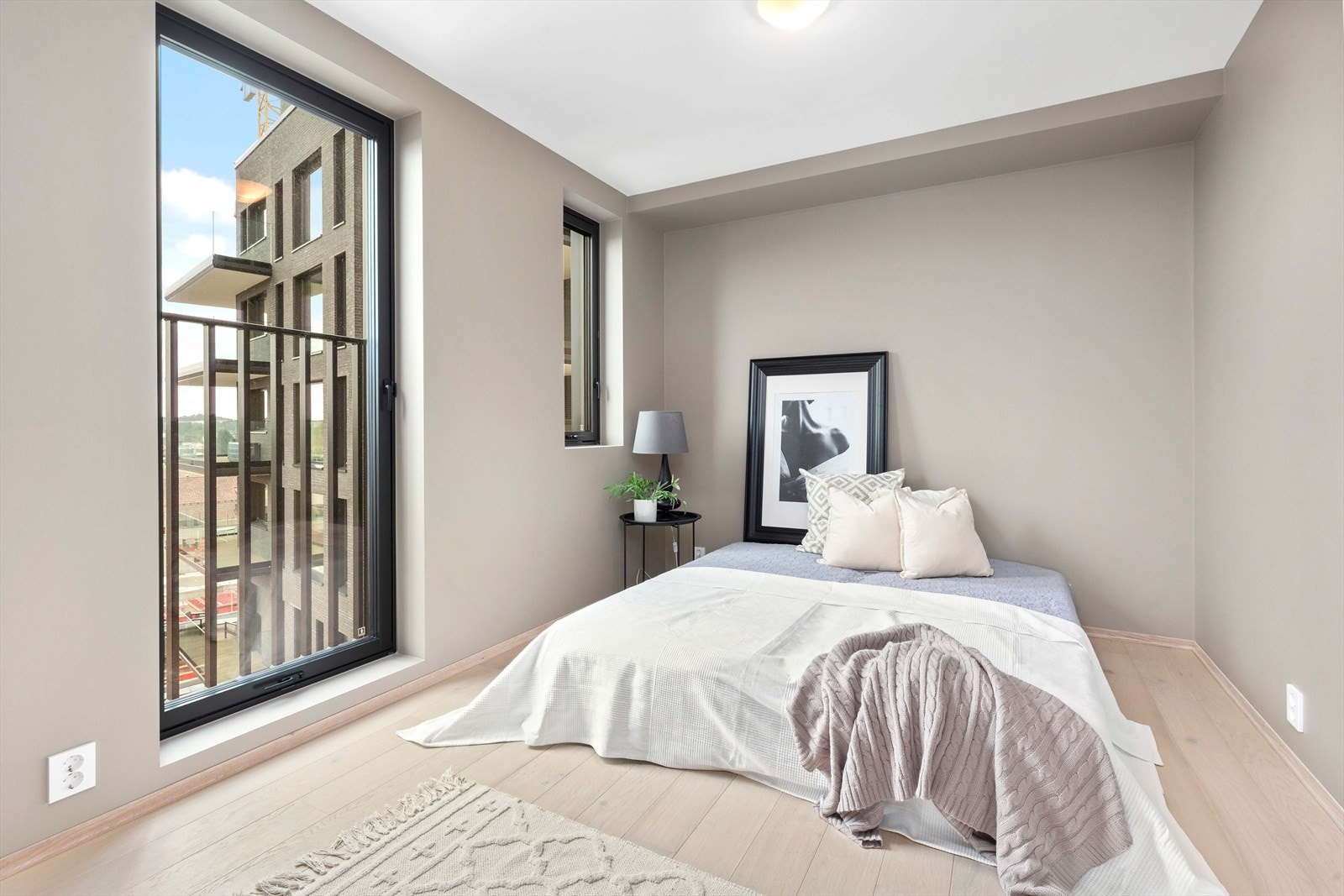 Leiligheten har et soverom med plass til stor seng med tilhørende møblement. En-stavs eikeparkett og slette, malte vegger. Galleribilde