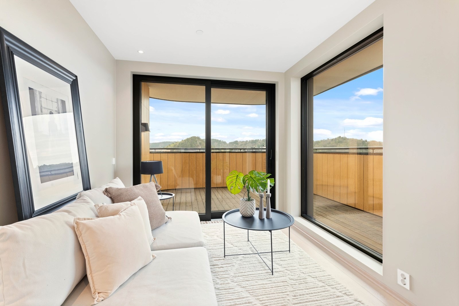 Leiligheten er i byggets sjette etasje og har rikelig med naturlig lysinnslipp gjennom vindusflatene og en flott utsikt Galleribilde