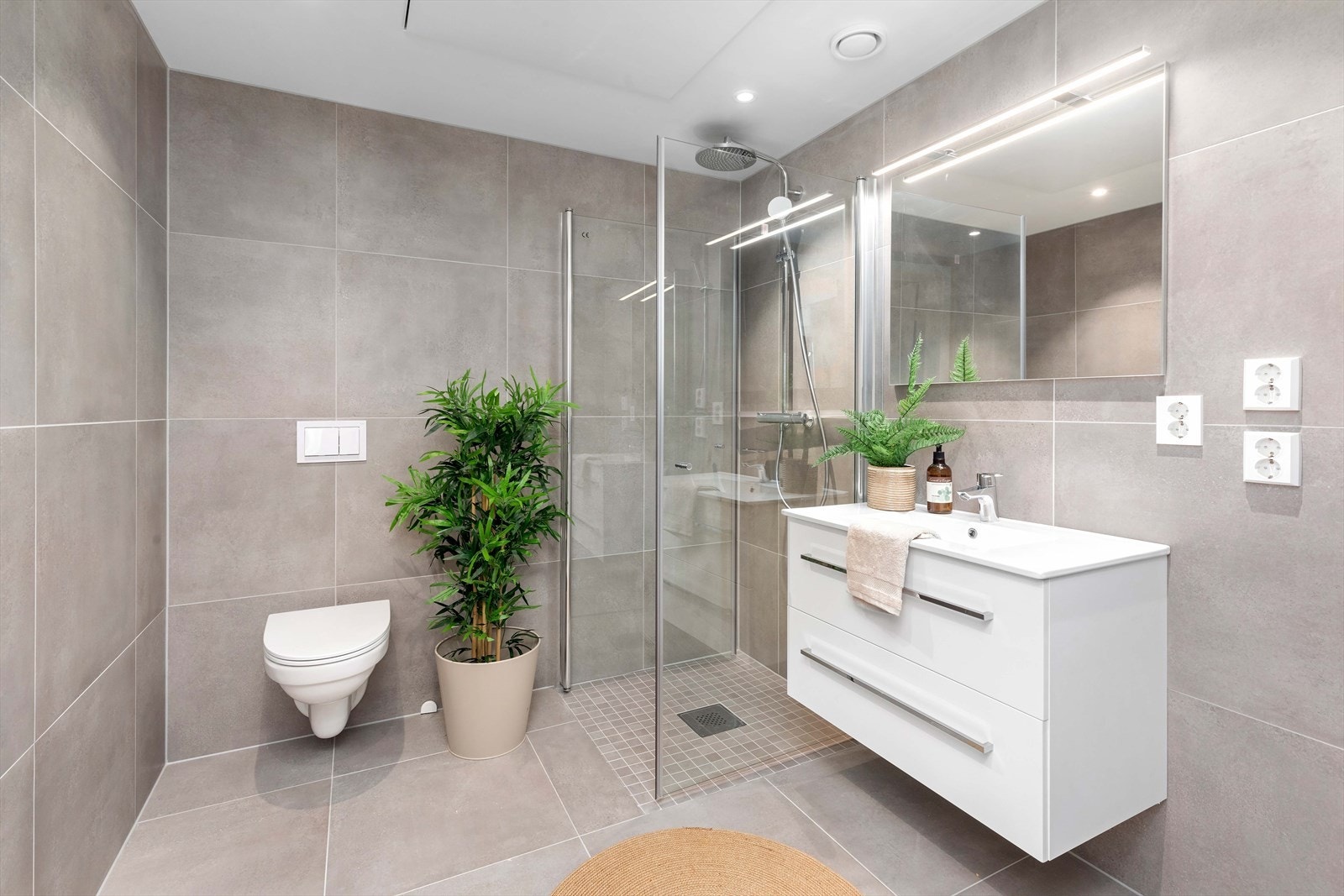 Flislagte baderom med varme i gulv og opplegg for vaskemaskin. Flotte flisvalg. Galleribilde