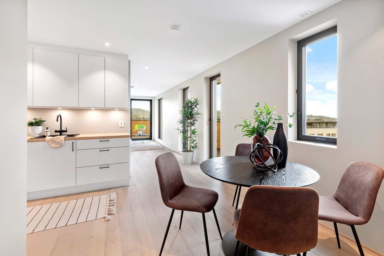 Eiendomsmegler Norge v/ Johan R. Elieson har gleden av å ønske velkommen til visning av Sentrumsveien 27! Galleribilde