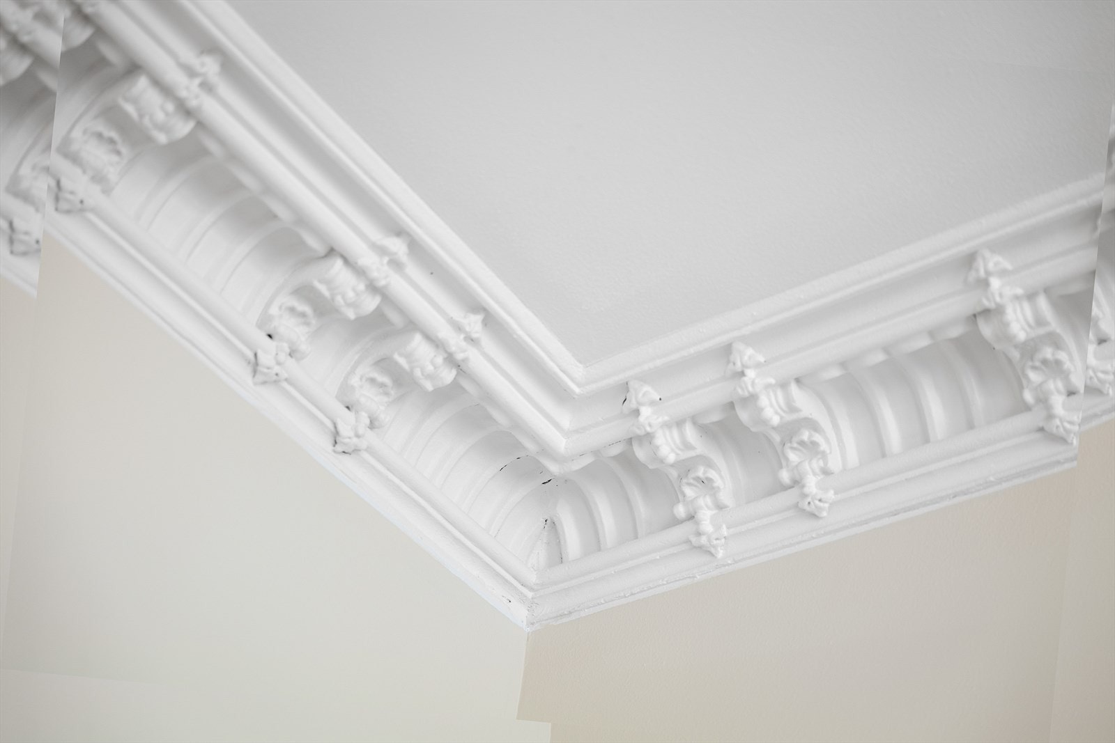 Den flotte originale stukkaturen skaper en fin ramme på stuerommet. Galleribilde