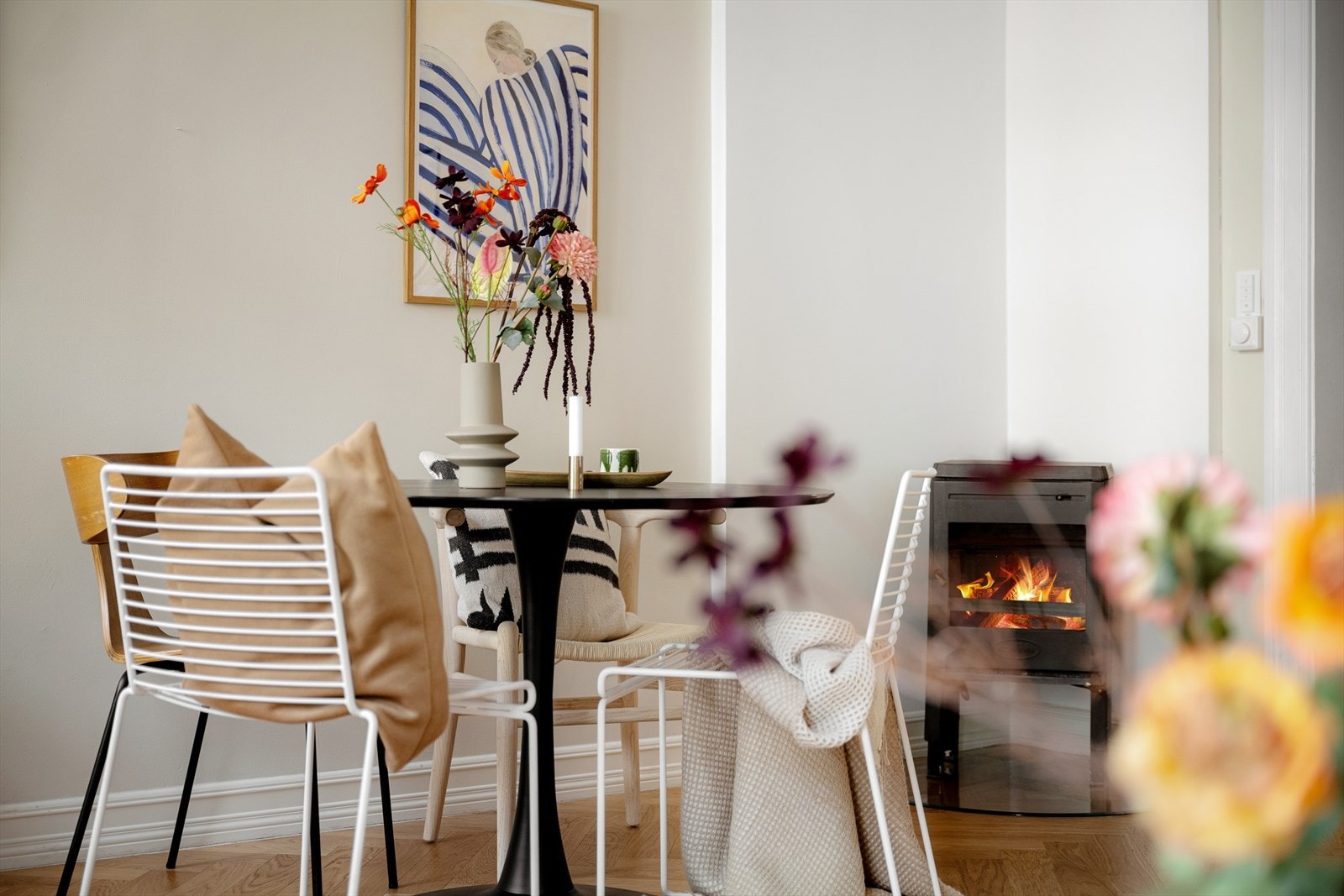 På vinterstid er det ekstra hyggelig å kunne fyre i peisen når man har middagsgjester. Pipeløpet ble forøvrig oppgradert i gården sommeren 2022. Galleribilde