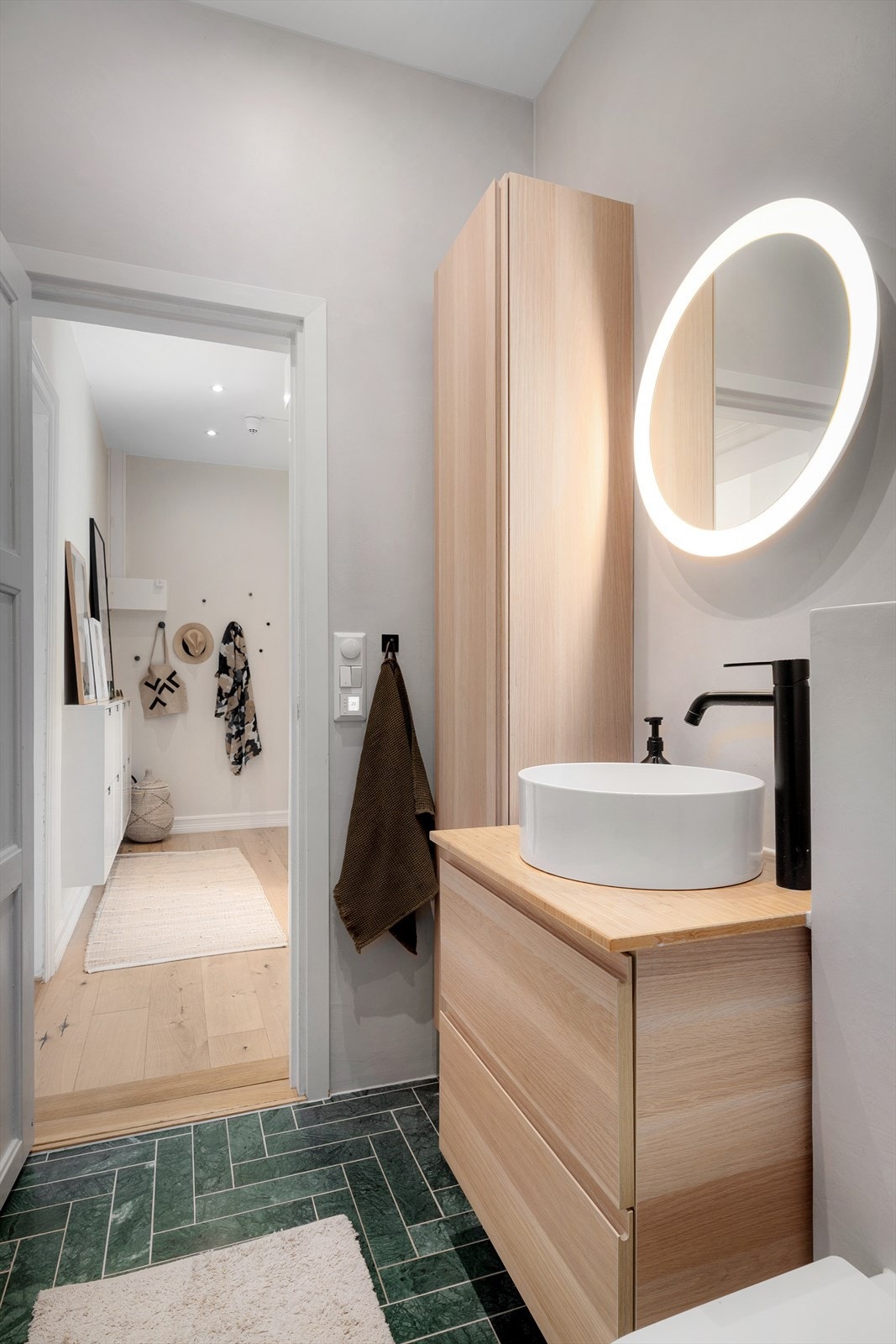 Det er også ekstra god oppbevaringsplass i baderomsinnredningen. Galleribilde