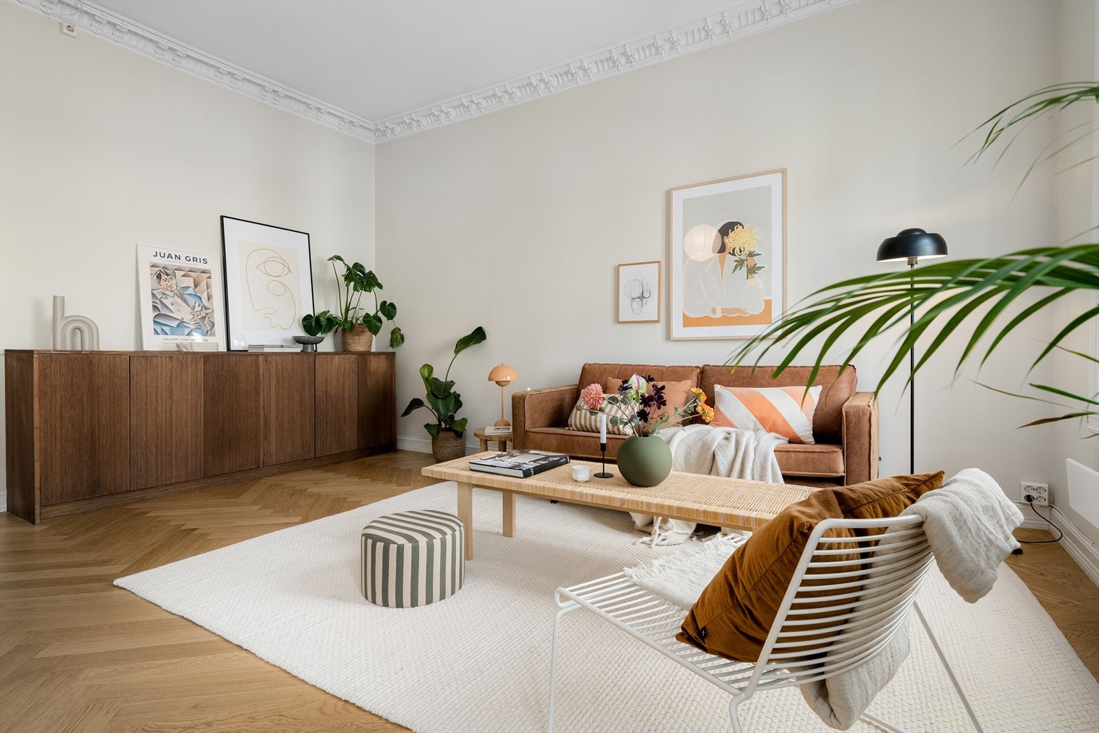 I forbindelse med renovering av badet ble det bygget en multifunksjonell skapløsning i bambus på stuen hvor vaskemaskinen er plassert. I tillegg til å romme vaskemaskinen er det rikelig med oppbevaringsplass her. Galleribilde